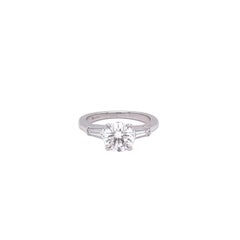 Anillo de platino con diamante redondo natural de 1,05 ct y diamantes baguette en pavé de 0,40 ct