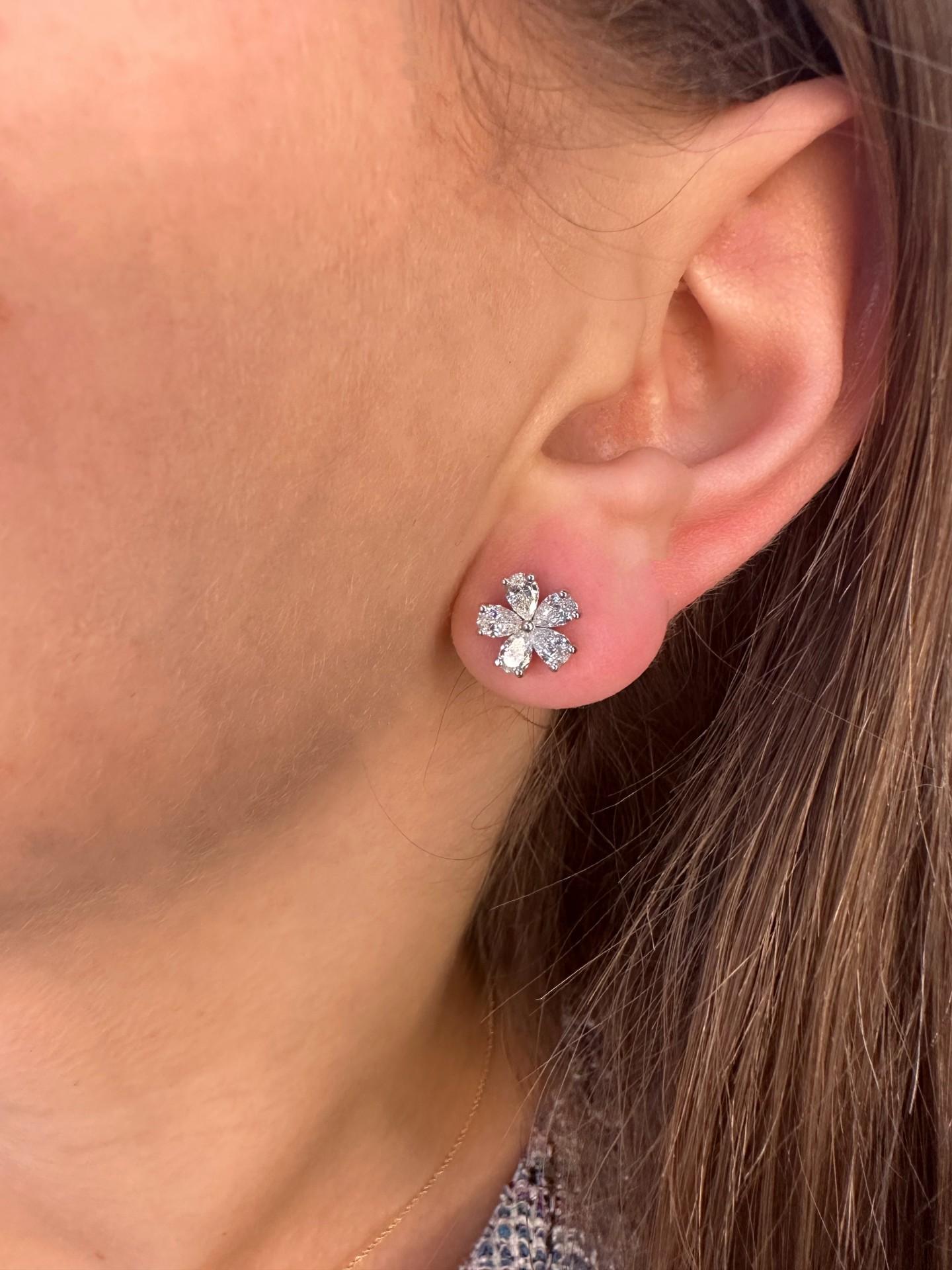 1.05 Carat Pear Shape Flower Diamond Earrings 14k White Gold In New Condition For Sale In Miami, FL