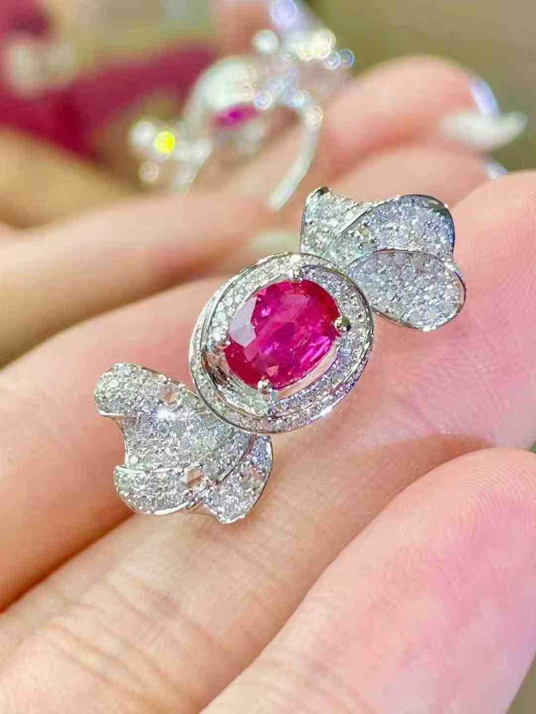 1,05ct Rubin & 0,78ct Diamant Bogen Ring in 18K Gold im Angebot 4