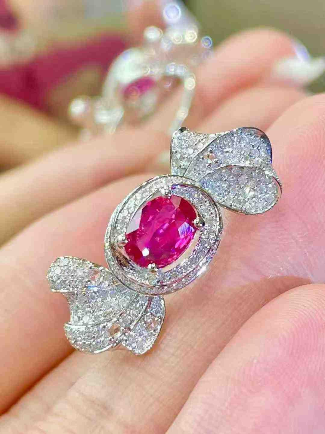 1,05ct Rubin & 0,78ct Diamant Bogen Ring in 18K Gold im Angebot 5