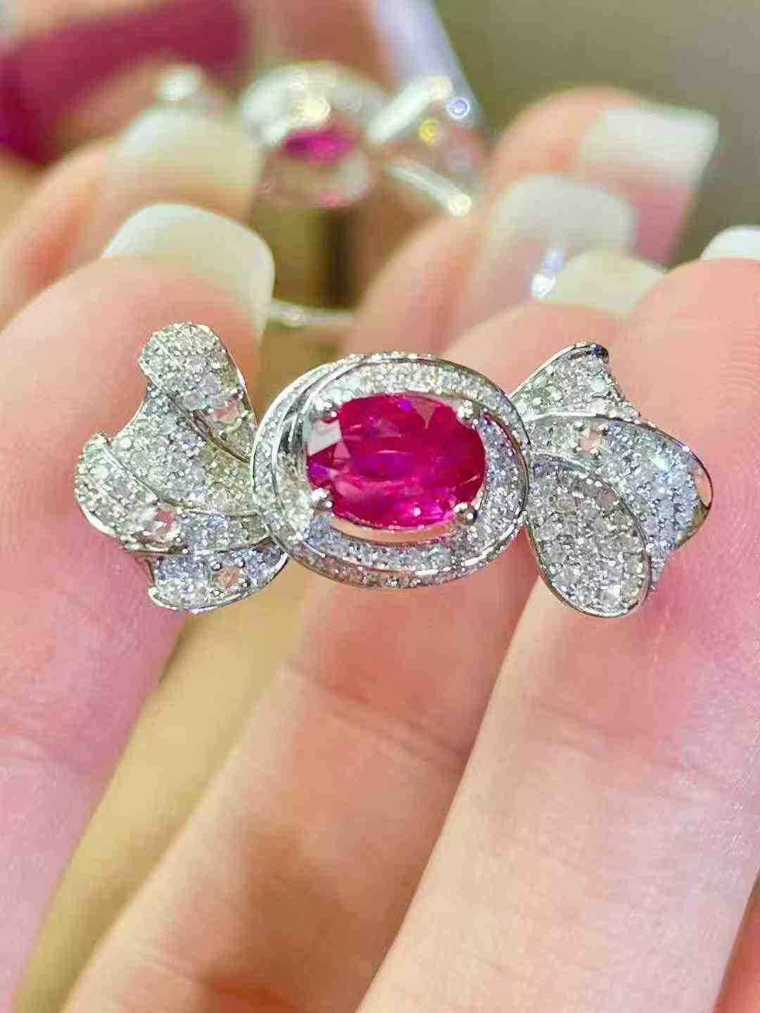 1,05ct Rubin & 0,78ct Diamant Bogen Ring in 18K Gold (Zeitgenössisch) im Angebot