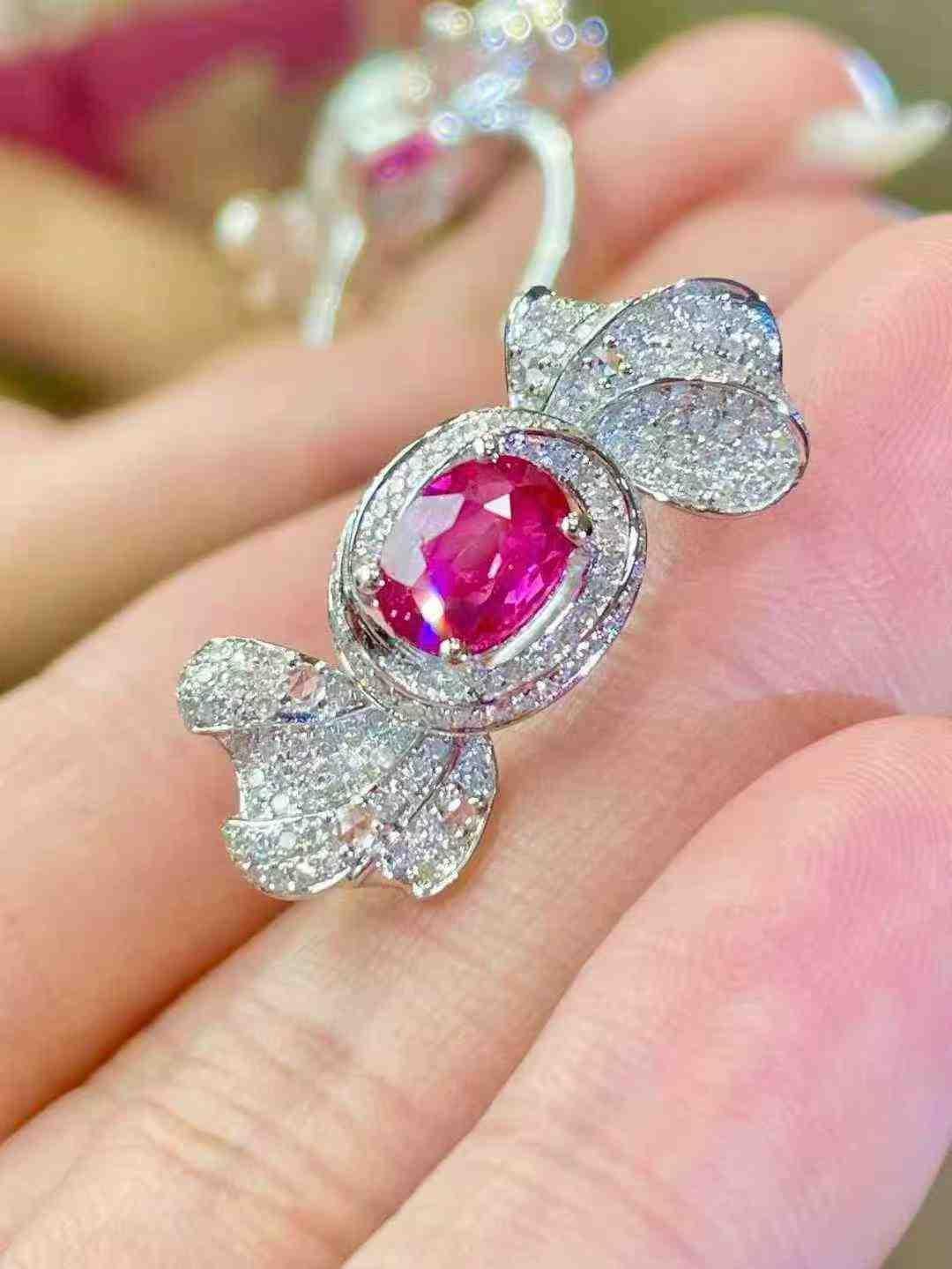 1,05ct Rubin & 0,78ct Diamant Bogen Ring in 18K Gold Damen im Angebot