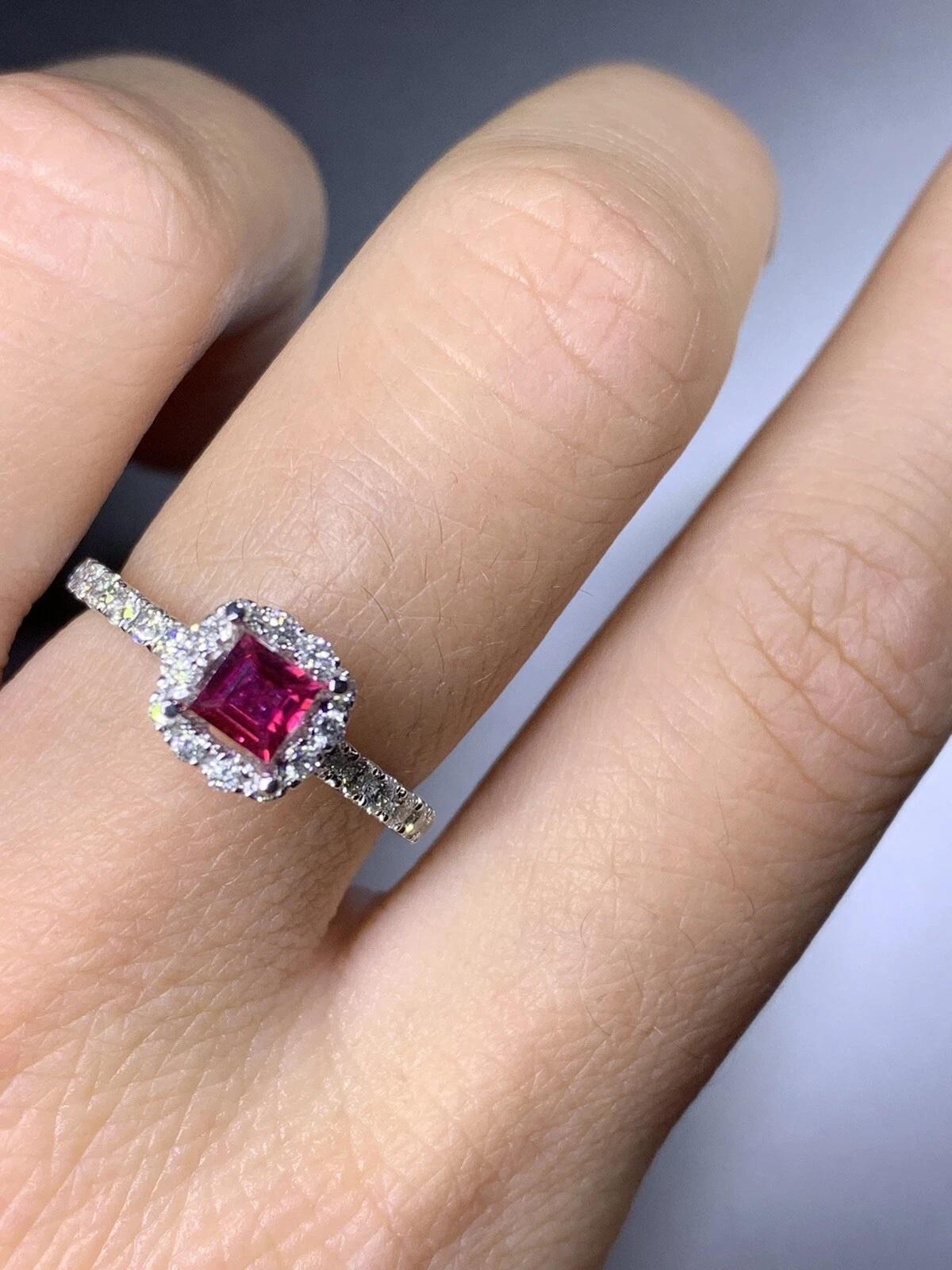 Bague de fiançailles en or blanc 18 carats de 1,05 ct de rubis et de diamants.

Magnifique bague de fiançailles en or blanc 18k avec halo de rubis et de diamants.

Rubis pierre de taille princesse rose vif naturel non traité poids total
