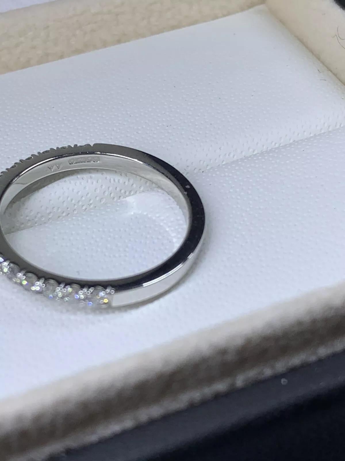 Taille émeraude Bague de fiançailles en or blanc 18 carats de 1,05 ct de rubis et de diamants. en vente