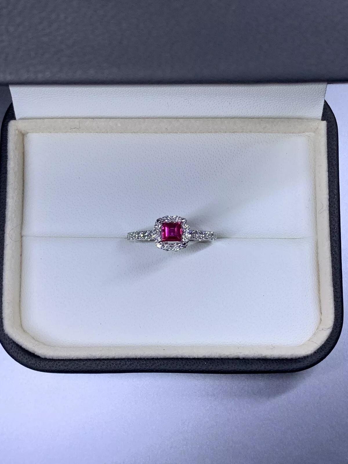 Bague de fiançailles en or blanc 18 carats de 1,05 ct de rubis et de diamants. Neuf - En vente à London, GB