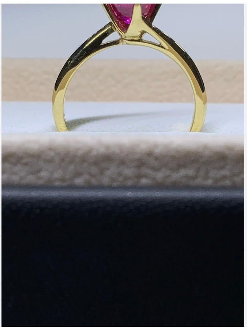 Anello di fidanzamento solitario con rubino Burma da 1,05 carati in oro giallo 18 carati In condizioni Nuovo in vendita a London, GB