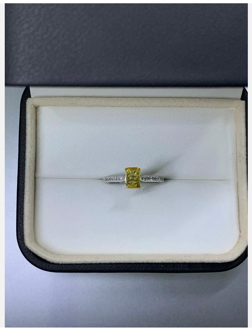 1.05ct Sapphire and diamond solitaire engagement ring in platinum
This stunning engagement ring features a beautiful 1.05ct sapphire stone in a classic solitaire setting, surrounded by 1.05 diamonds with a fancy colour intensity. The ring is made of