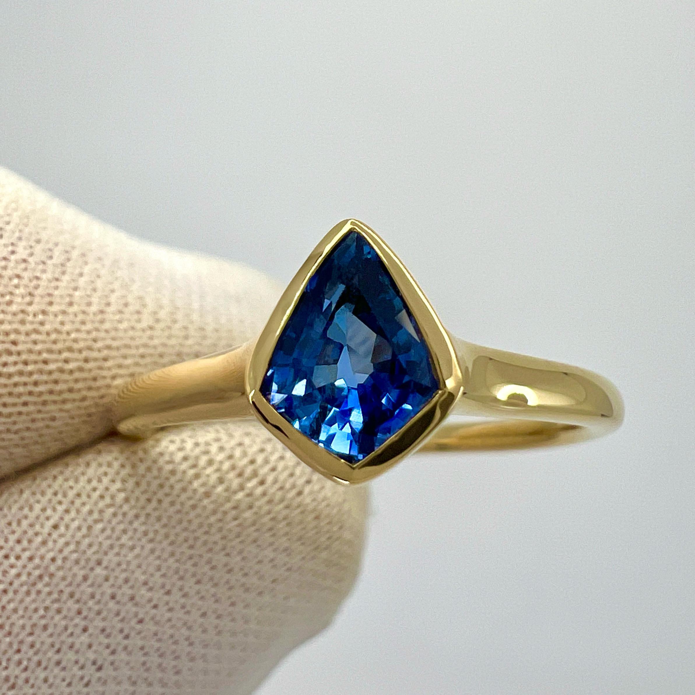 1.05ct Vivid Blue Ceylon Sapphire Fancy Kite Cut 18k Yellow Gold Solitaire Ring For Sale 6
