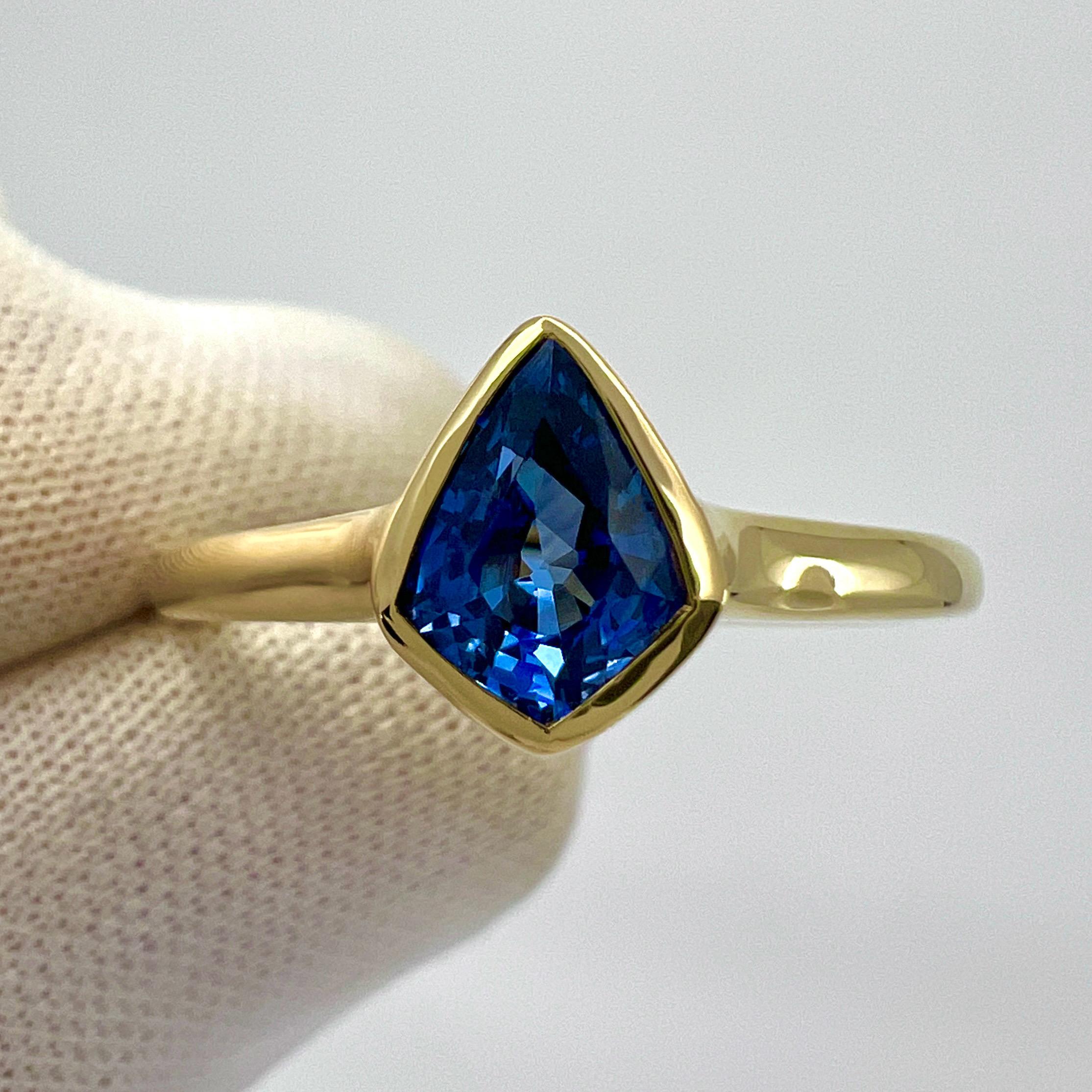 1.05ct Vivid Blue Ceylon Sapphire Fancy Kite Cut 18k Yellow Gold Solitaire Ring In New Condition For Sale In Birmingham, GB