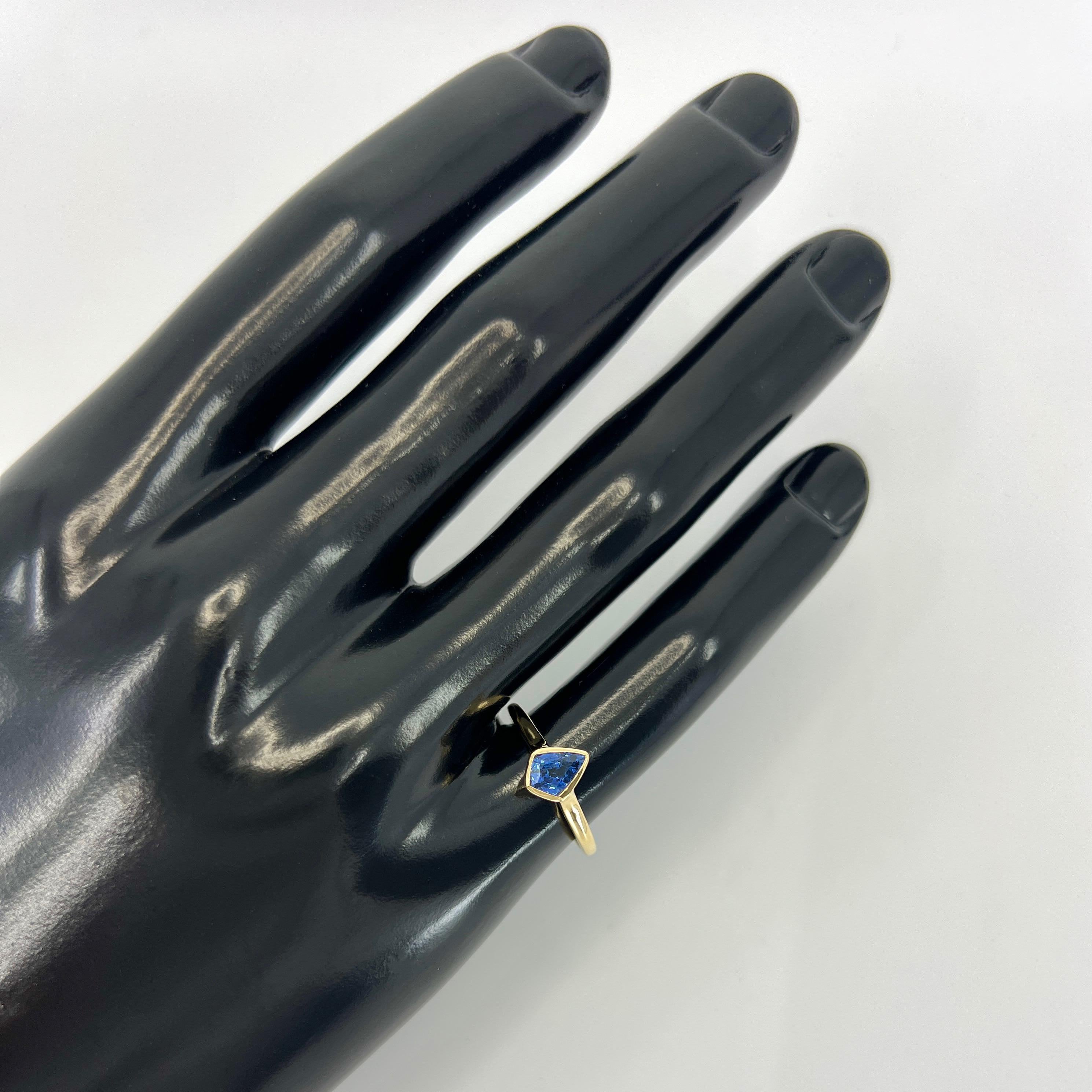 1.05ct Vivid Blue Ceylon Sapphire Fancy Kite Cut 18k Yellow Gold Solitaire Ring For Sale 1