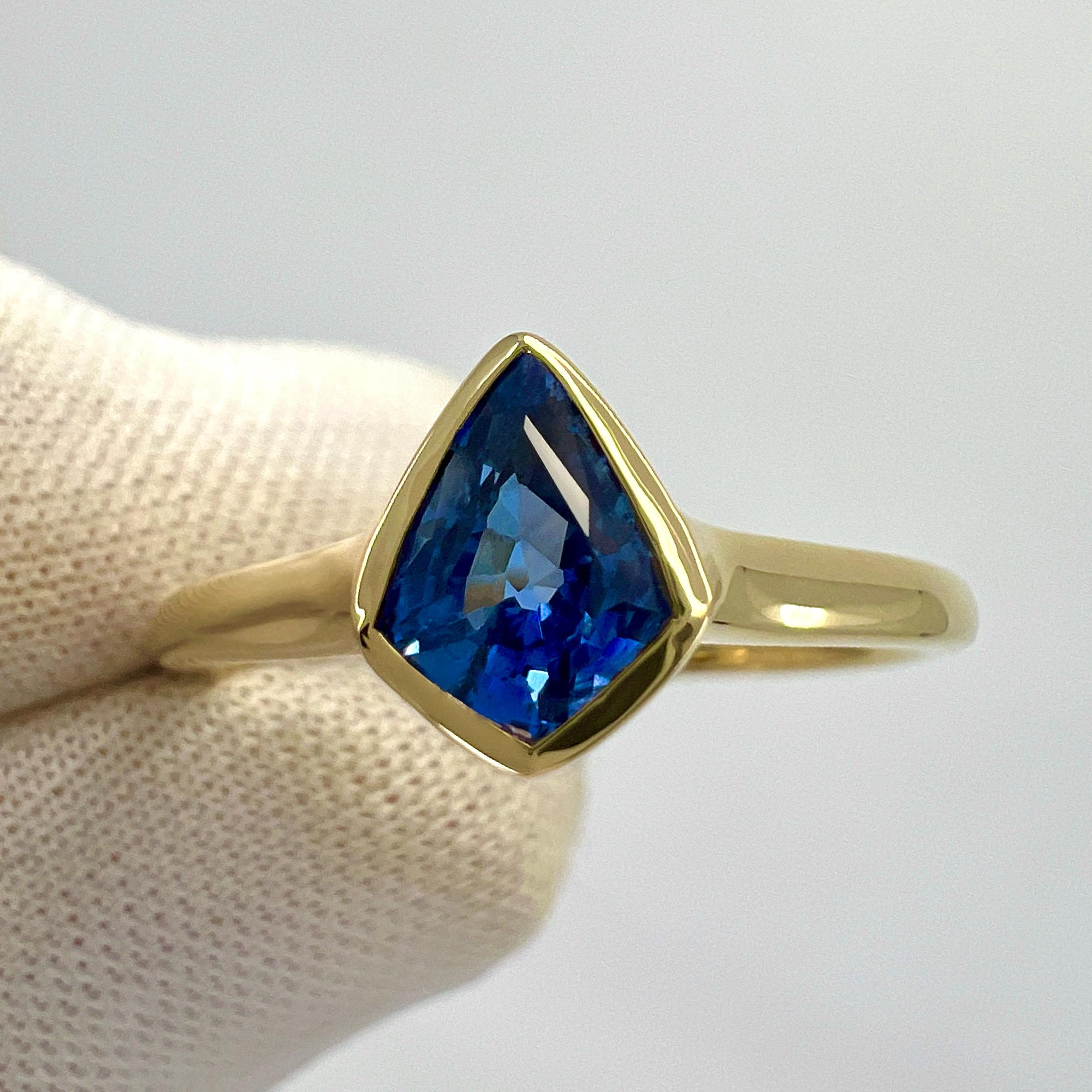 1.05ct Vivid Blue Ceylon Sapphire Fancy Kite Cut 18k Yellow Gold Solitaire Ring For Sale 2