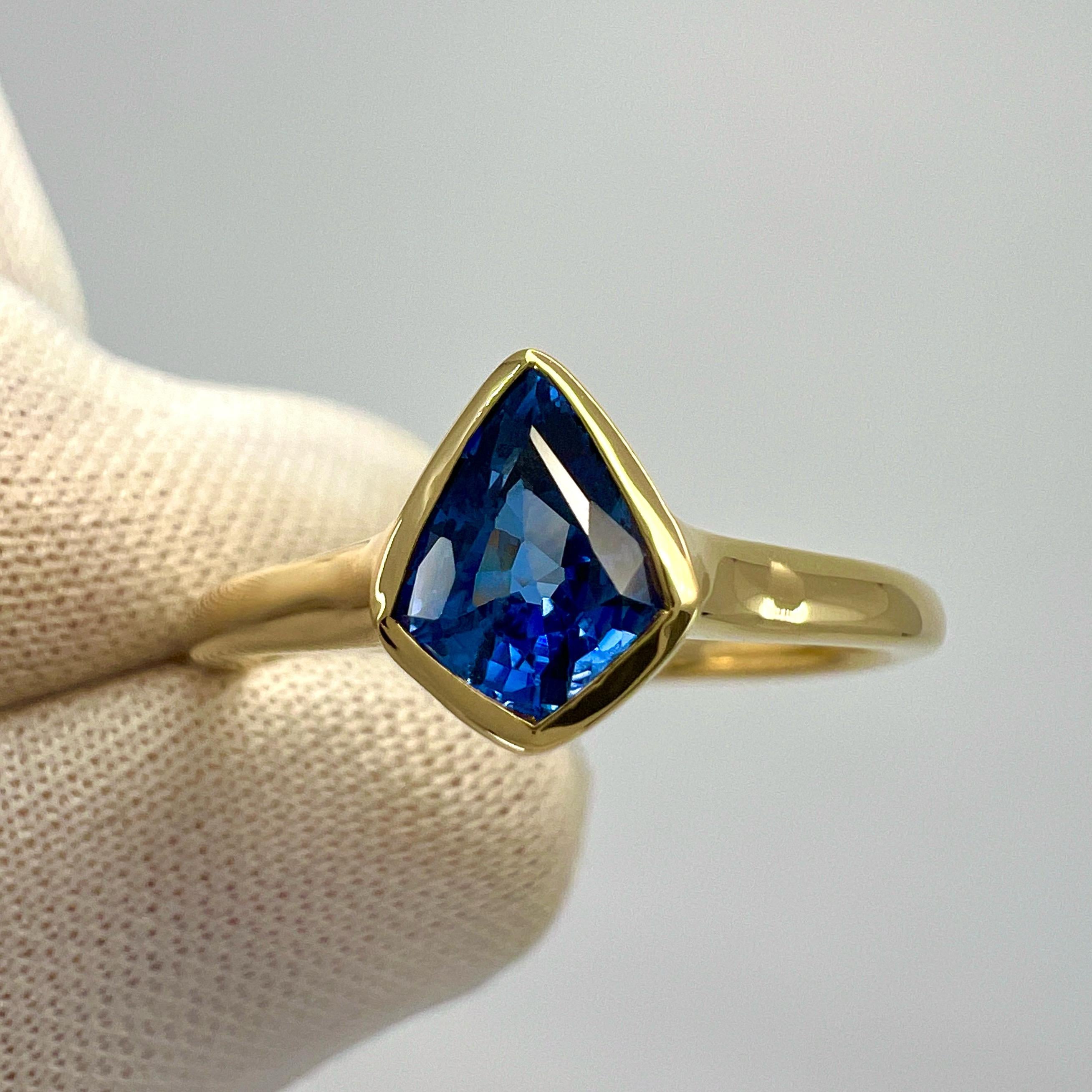 1.05ct Vivid Blue Ceylon Sapphire Fancy Kite Cut 18k Yellow Gold Solitaire Ring For Sale 3