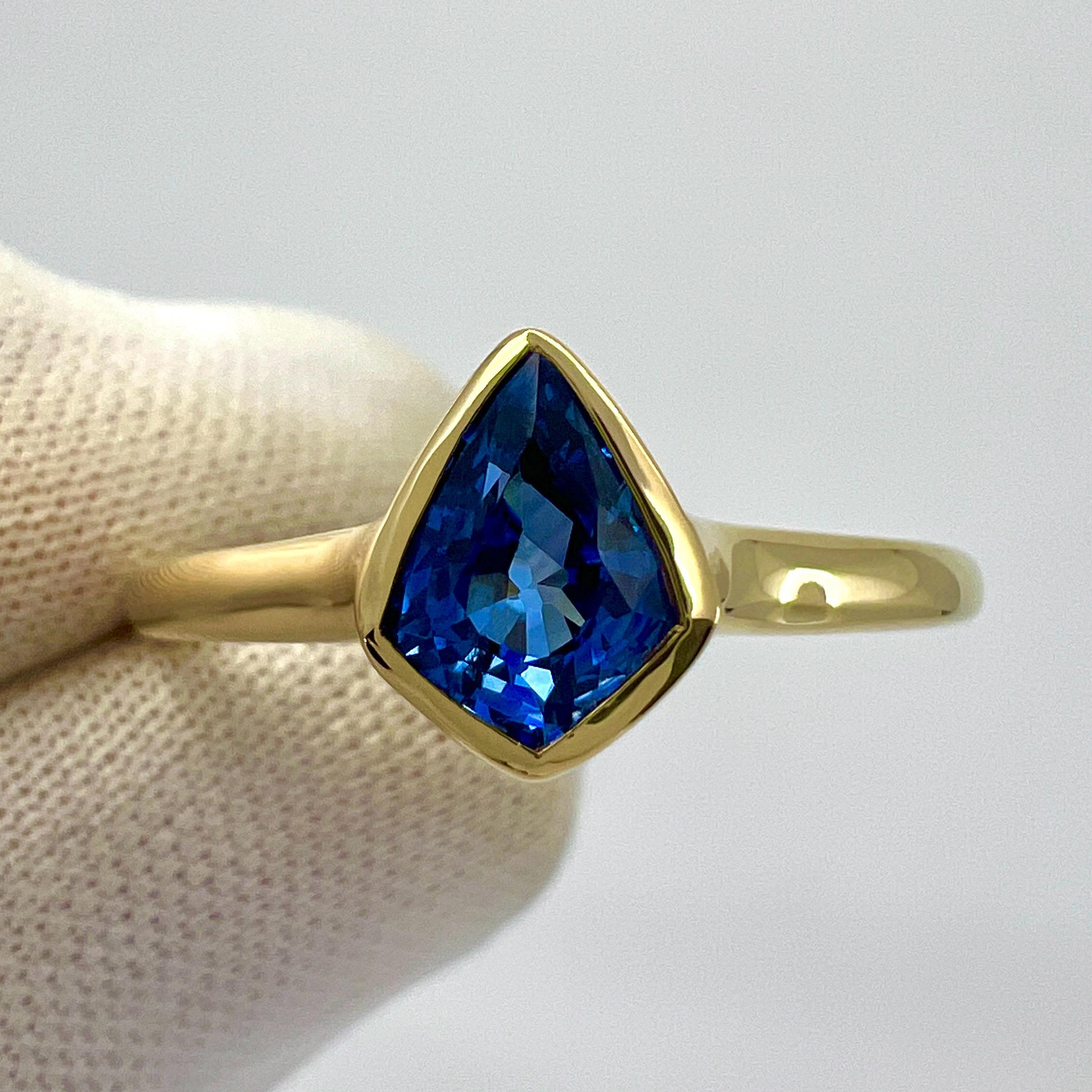 1.05ct Vivid Blue Ceylon Sapphire Fancy Kite Cut 18k Yellow Gold Solitaire Ring For Sale 4