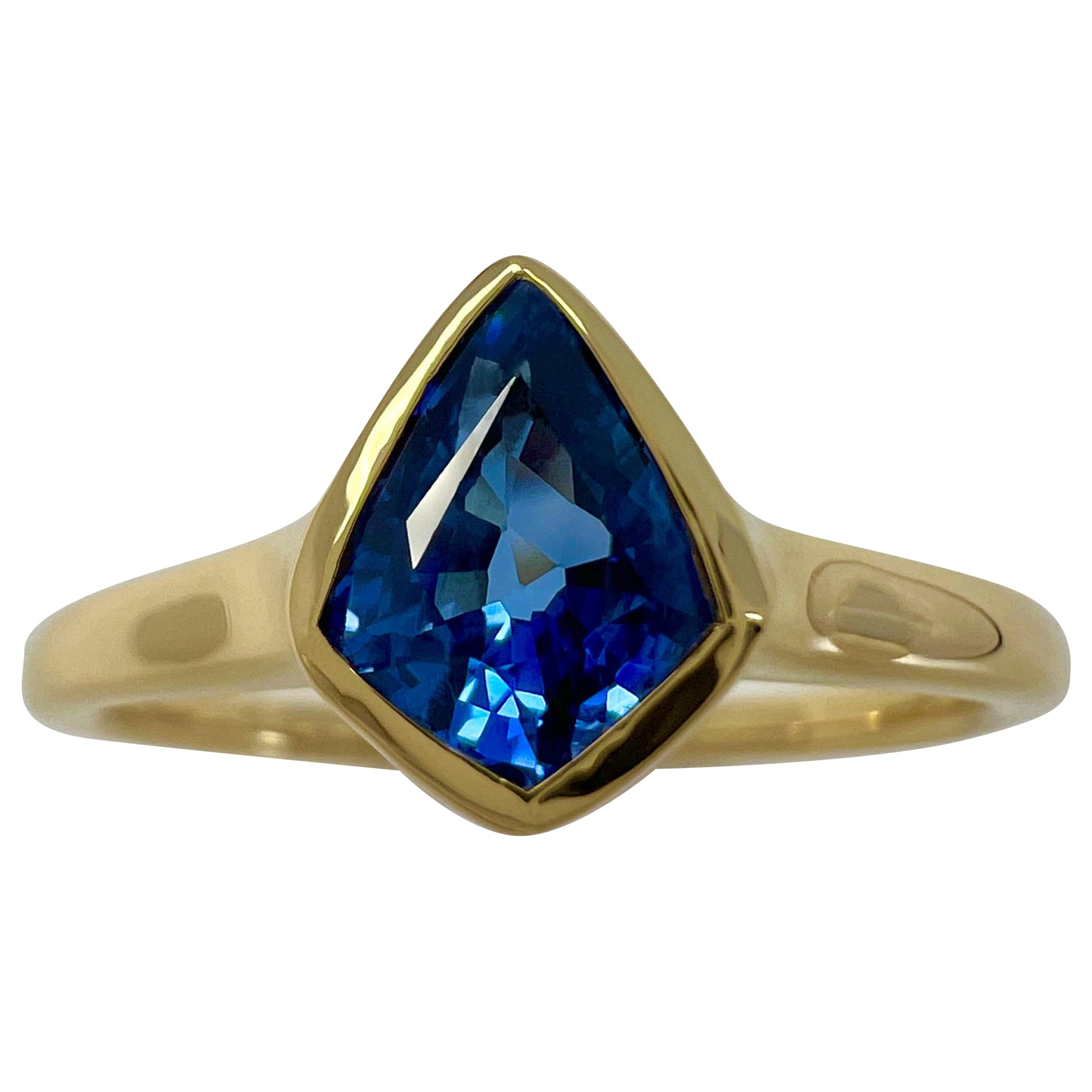 Anello solitario in oro giallo 18k con zaffiro blu vivo di Ceylon, taglio Kite, 1,05 carati in vendita