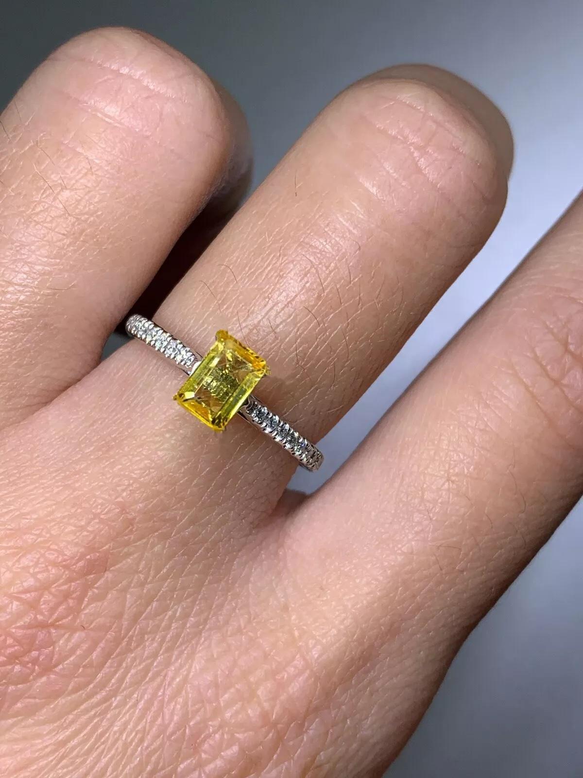 1.05ct Yellow sapphire engagement ring in platinum In New Condition For Sale In London, GB