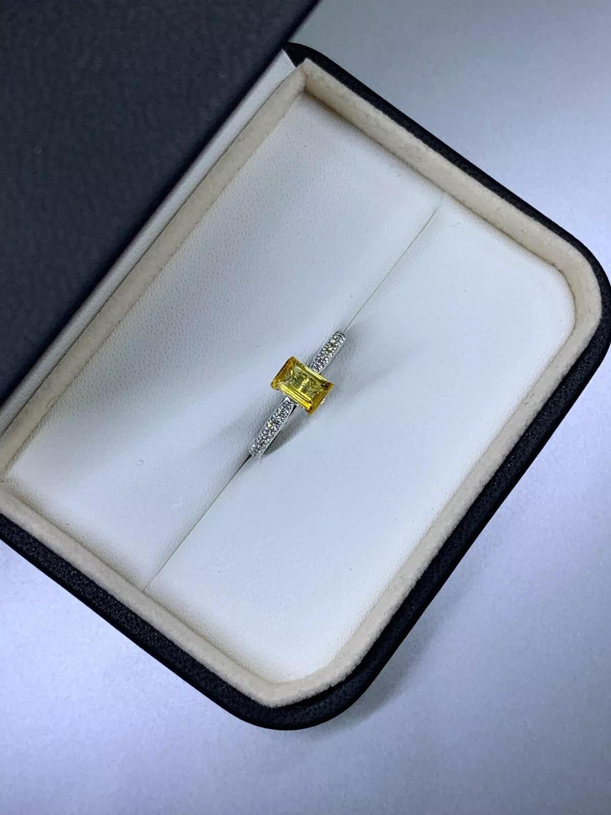 Women's or Men's 1.05ct Yellow sapphire engagement ring in platinum For Sale