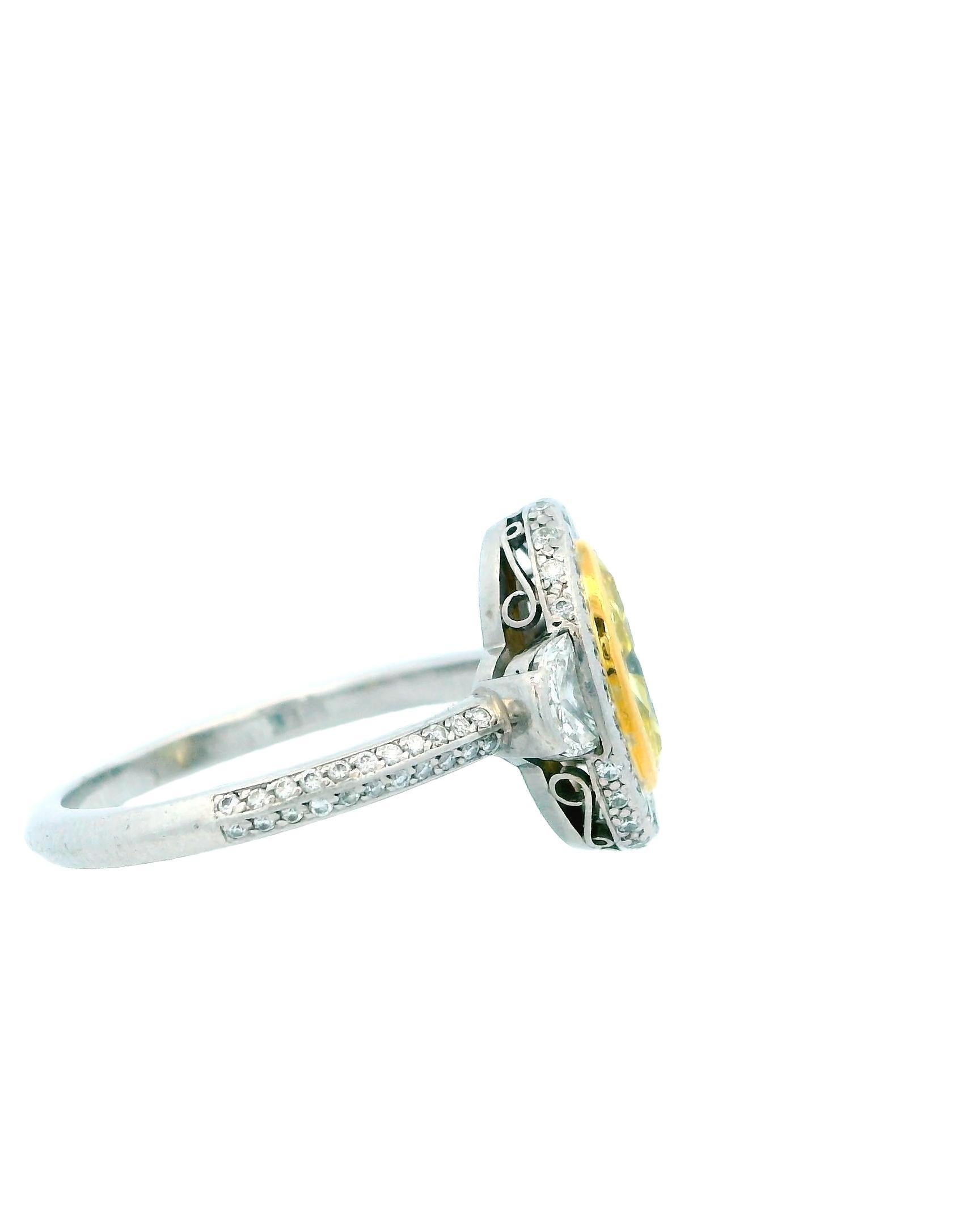 1.05Ct Yellow VS2 Diamond&  Halfmoon Pave Side W/Gia In Excellent Condition For Sale In Great Neck Plaza, NY
