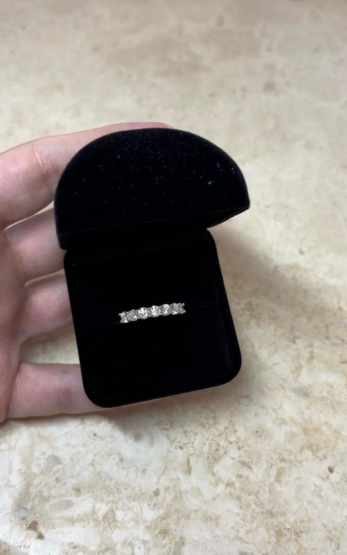 Women's or Men's 1.05cts Natural Diamond Ring, 18K White Gold For Sale