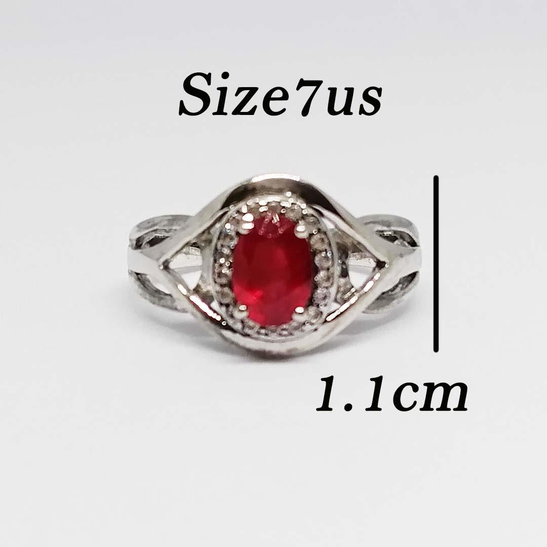Ruby  1,05 cts. Oval 7x5 mm.
Circón Blanco Redondo 1,25 mm. 18 unid.
Plata de ley sobre chapado en oro de 18 quilates

Anillo talla 7 us.
