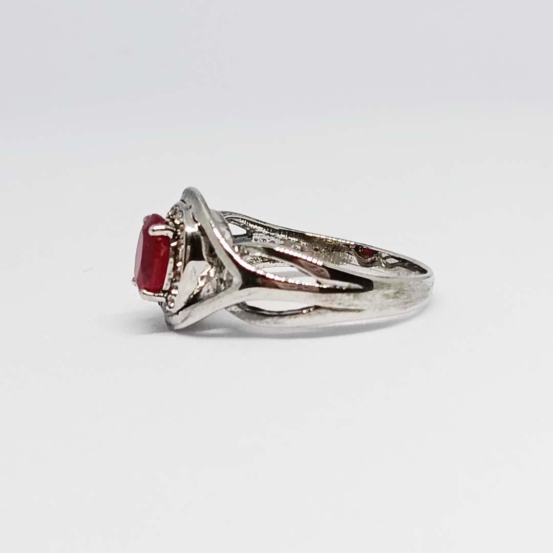 Anillo de rubí de 1,05cts. Plata de ley sobre chapado en oro de 18 quilates Corte oval en venta
