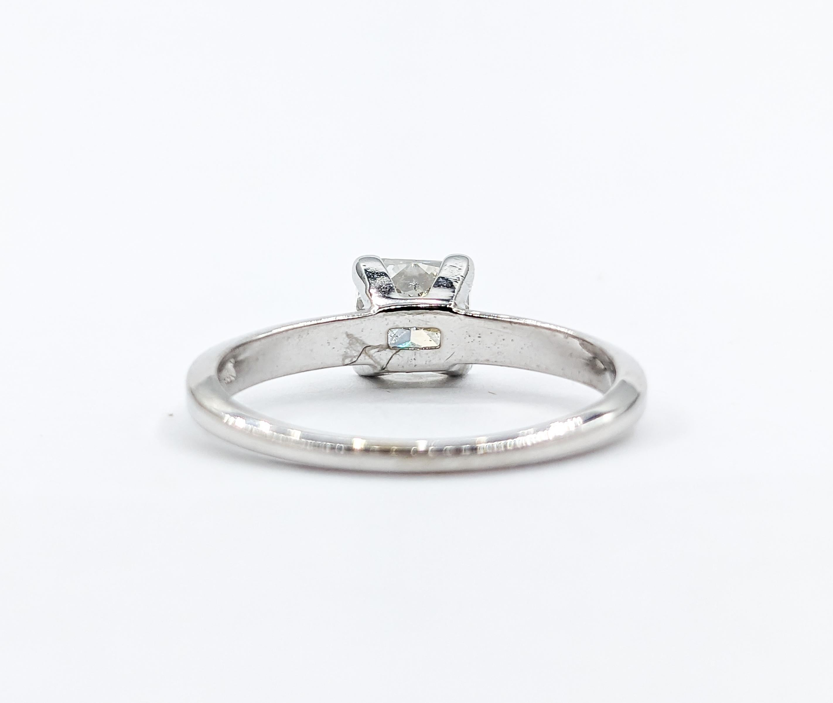 1.05ctw Diamond Ring In White Gold

Introducing this exquisite Solitaire Ring, expertly crafted in 14 karat white gold. It showcases a stunning 1.05 carat radiant diamond, which captures the light beautifully with its SI clarity and near-colorless