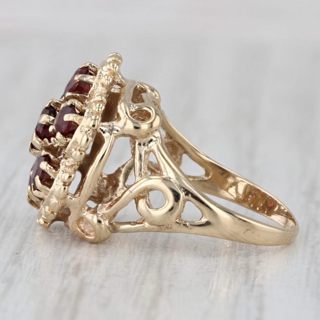 Informations sur les pierres précieuses :
- Grenats naturels -
Total des carats - 1.05ctw
Coupe - ronde
Couleur - Rouge foncé
Veuillez noter que la surface des grenats est légèrement usée.

Métal : Or jaune 14k
Poids : 4 grammes 
Timbres :