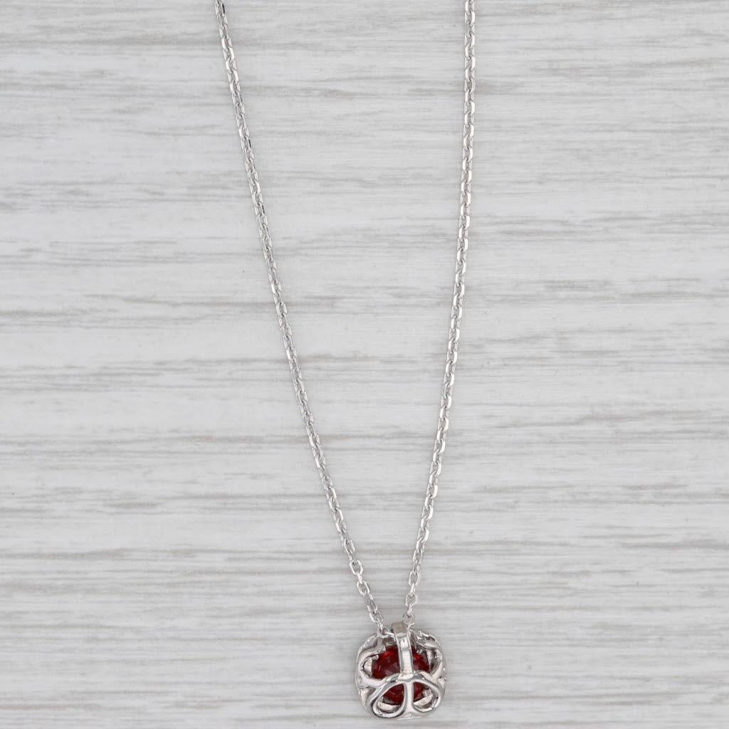 Información sobre la gema:
- Rubí natural -
Quilates - 0.90ct
Corte - Redondo
Color - Rojo
Tratamiento - Tratamiento 

- Diamantes naturales -
Quilates Totales - 0.15ctw
Talla - Redonda brillante
Color - H - J 
Claridad - VS2 - SI1

Metal: Oro