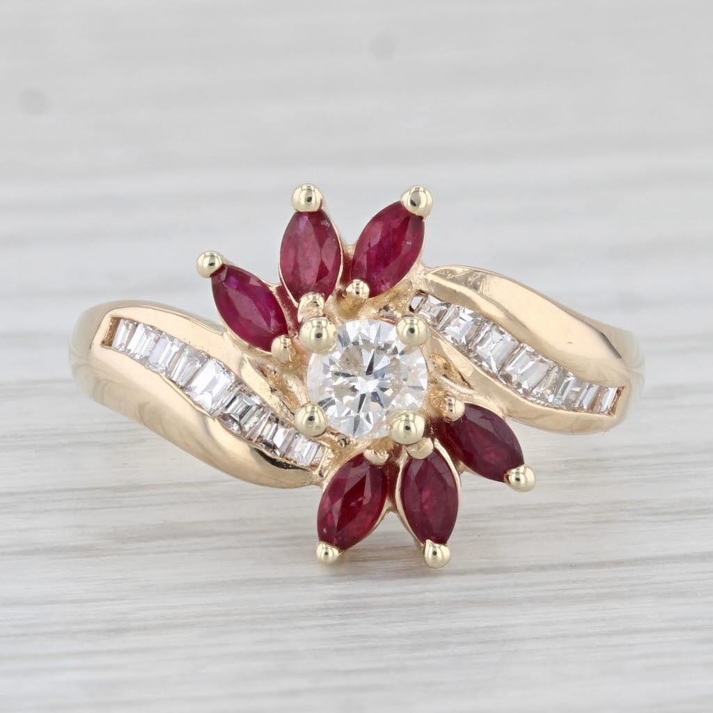 Información sobre la gema:
- Diamantes naturales -
Quilates totales - 0.27ct
Talla - Redonda brillante
Color - G - H
Claridad - I2

- Diamantes naturales -
Quilates totales - 0,32ctw
Corte - Baguette
Color - F - G
Claridad - VS2

- Rubíes naturales