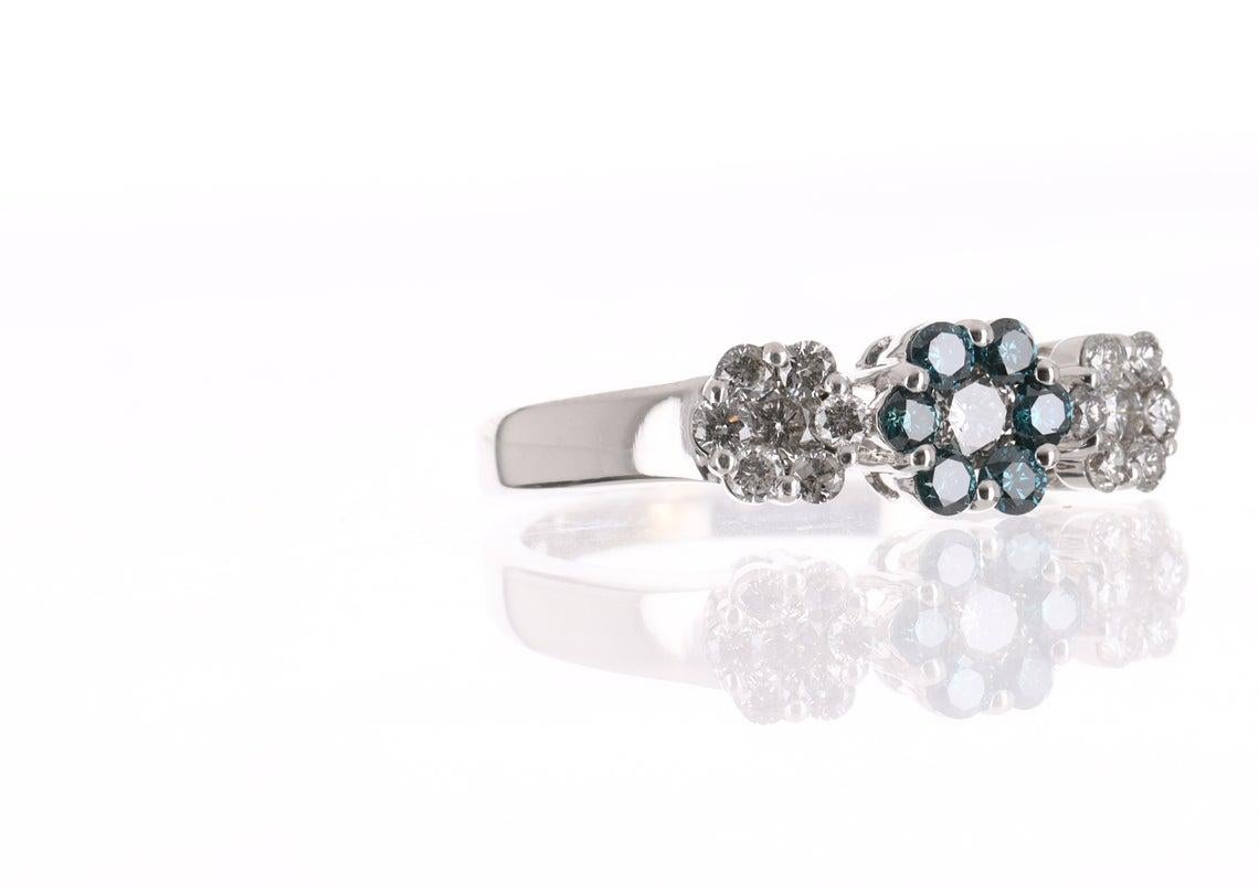 1,05tcw 14K Fancy Blauer Fancy-Diamant & Weißer Diamant-Blumenring (Art déco) im Angebot