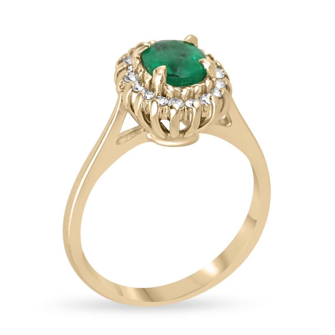 Este encantador anillo con halo de esmeralda y diamante exhibe una vibrante esmeralda de talla ovalada, célebre por su vivo tono verde y su encantadora claridad semitransparente, engastada verticalmente en un seguro engaste de cuatro garras. Rodea