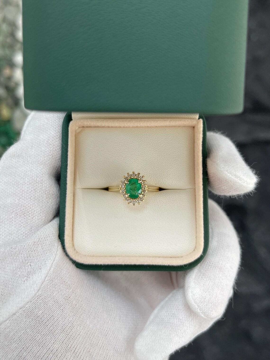 Anillo de compromiso esmeralda ovalada y halo de diamantes verde vivo de 1,05 qtc 14K Victoriano en venta