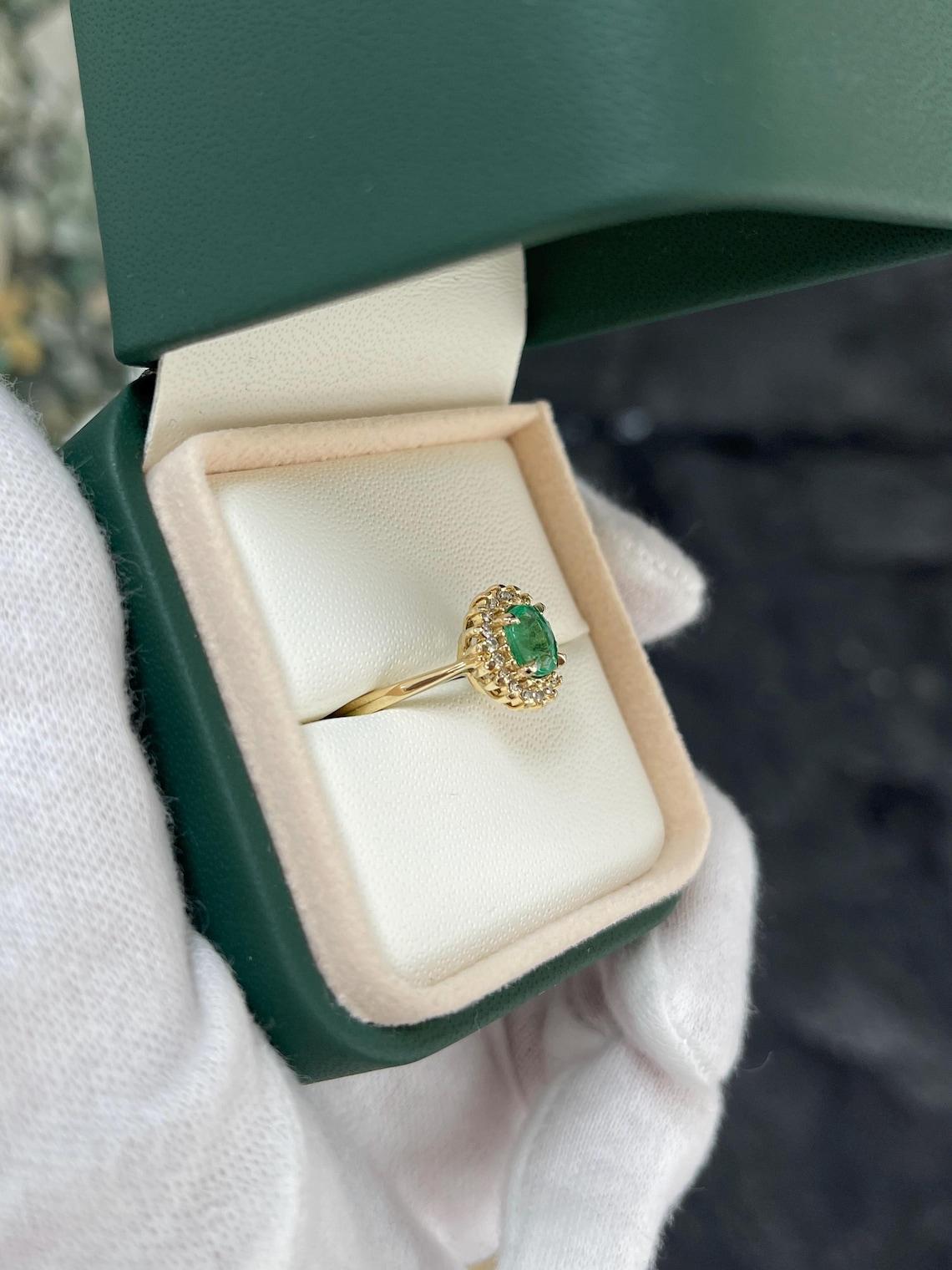 Anillo de compromiso esmeralda ovalada y halo de diamantes verde vivo de 1,05 qtc 14K Corte oval en venta