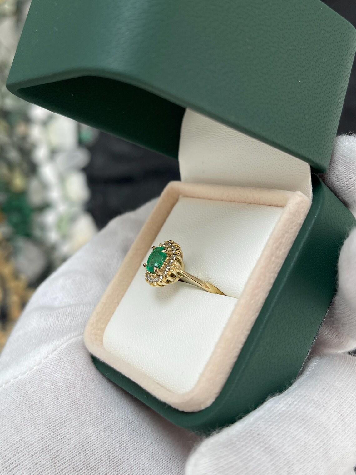Anillo de compromiso esmeralda ovalada y halo de diamantes verde vivo de 1,05 qtc 14K en Nuevo estado para la venta en Jupiter, FL