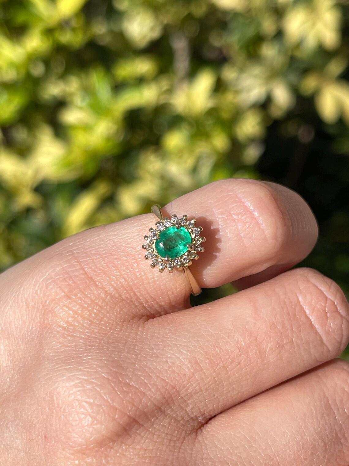 De las mujeres Anillo de compromiso esmeralda ovalada y halo de diamantes verde vivo de 1,05 qtc 14K en venta