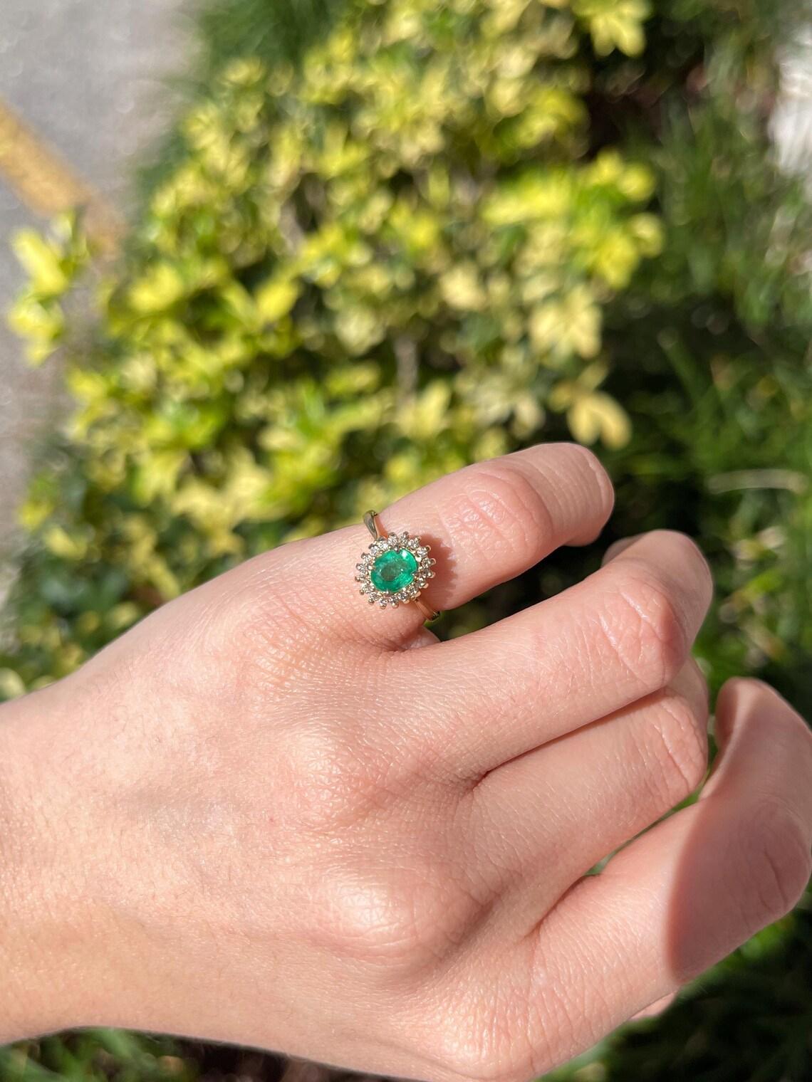 Anillo de compromiso esmeralda ovalada y halo de diamantes verde vivo de 1,05 qtc 14K en venta 1