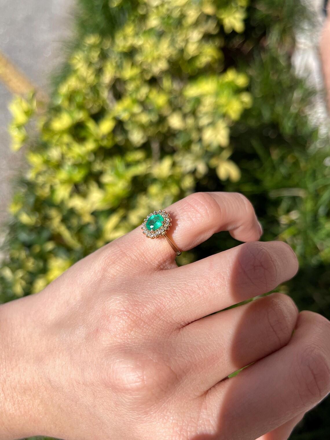 Anillo de compromiso esmeralda ovalada y halo de diamantes verde vivo de 1,05 qtc 14K en venta 2