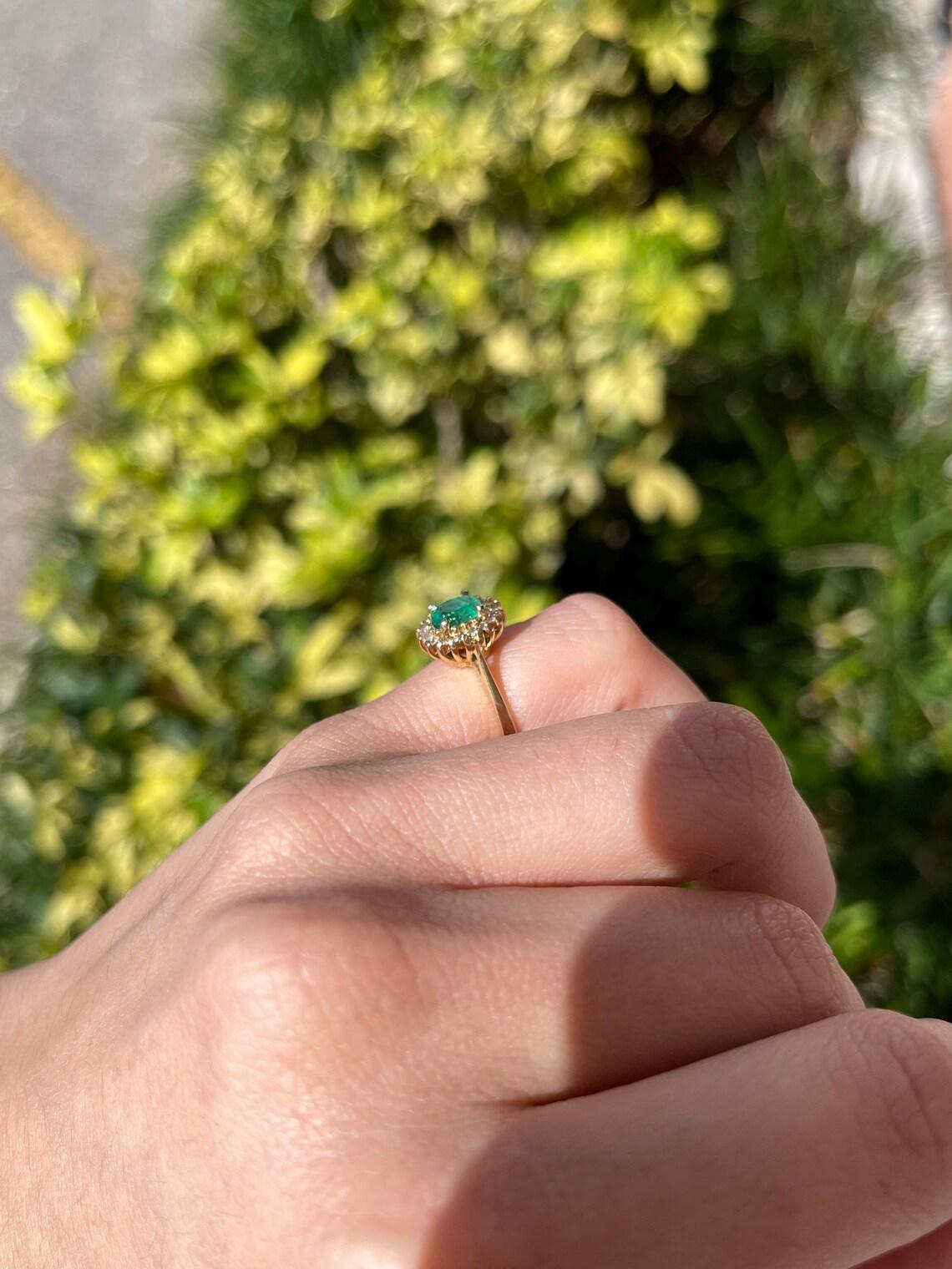 Anillo de compromiso esmeralda ovalada y halo de diamantes verde vivo de 1,05 qtc 14K en venta 3
