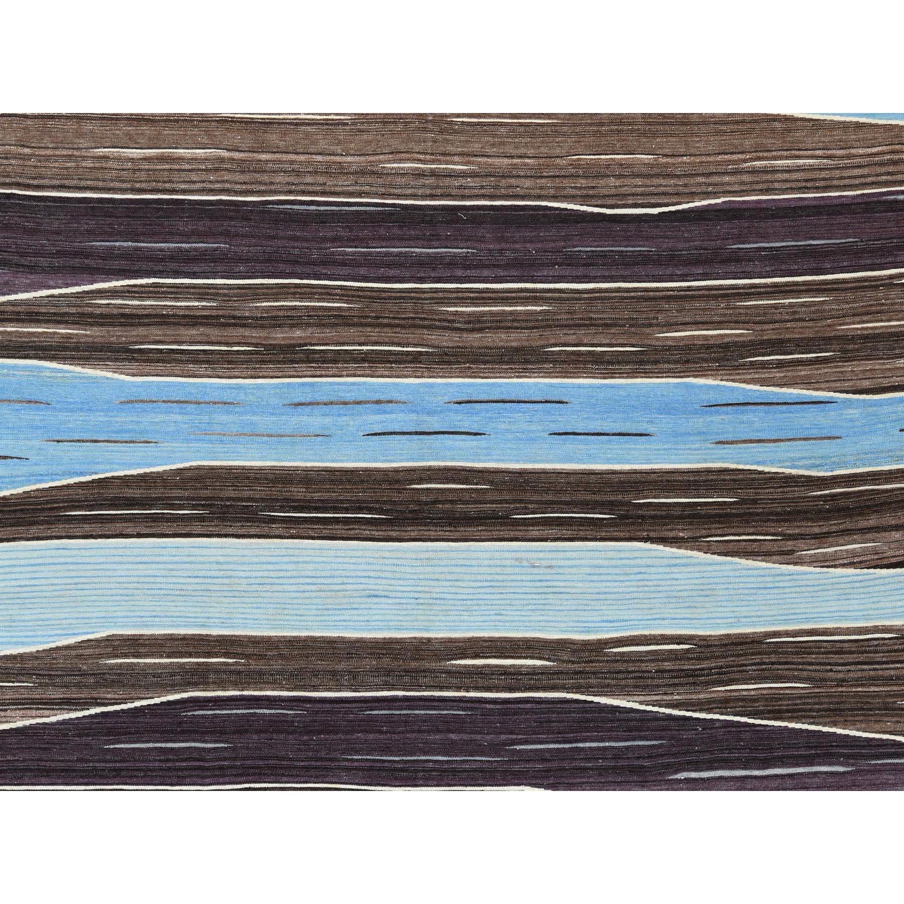 Si tratta di un autentico tappeto orientale reversibile in lana filata a mano a trama piatta con disegni di montagne marroni e blu, il Rug & Kilim, tessuto a mano. È stato tessuto per mesi e mesi con tecniche di tessitura secolari da esperti