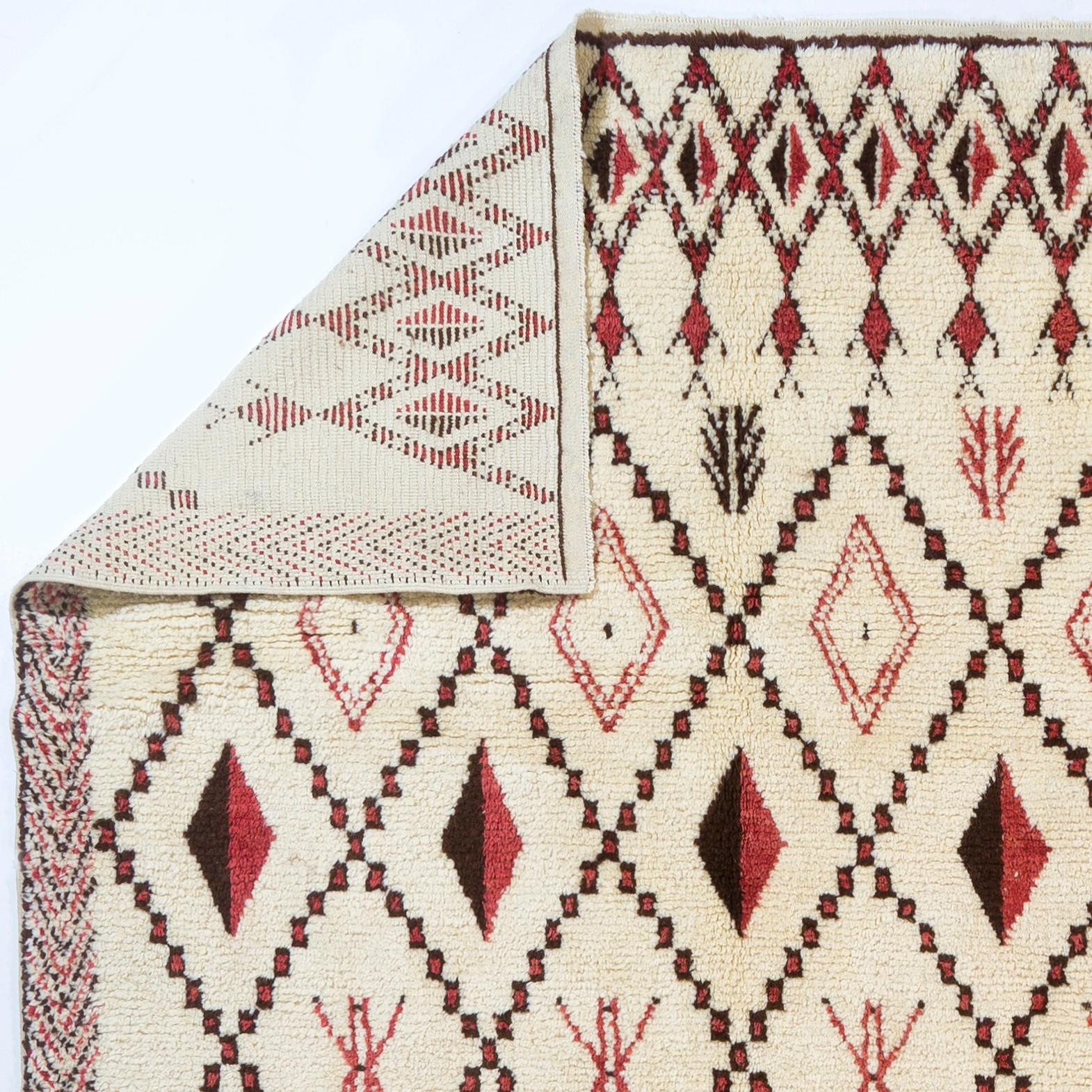 Dieser moderne, handgeknüpfte marokkanische Berberteppich Beni Ourain, der mit Präzision und Sorgfalt aus 100 % Wolle gefertigt wurde, verleiht Ihrem Wohnbereich einen ganz besonderen Charme. Dieser Teppich, der die Faszination des marokkanischen