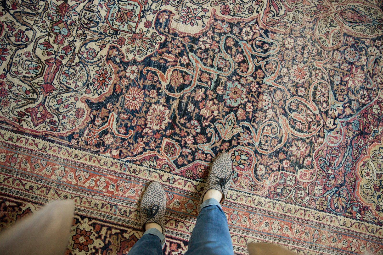Fantástico ejemplo de alfombra Kermanshah con tremendo medallón de gran tamaño y contorno festoneado, lleno de expresivos, delicados e intrincados arabescos que se desplazan por toda la alfombra. Los colores y tonos incluyen: Azul marino oscuro,