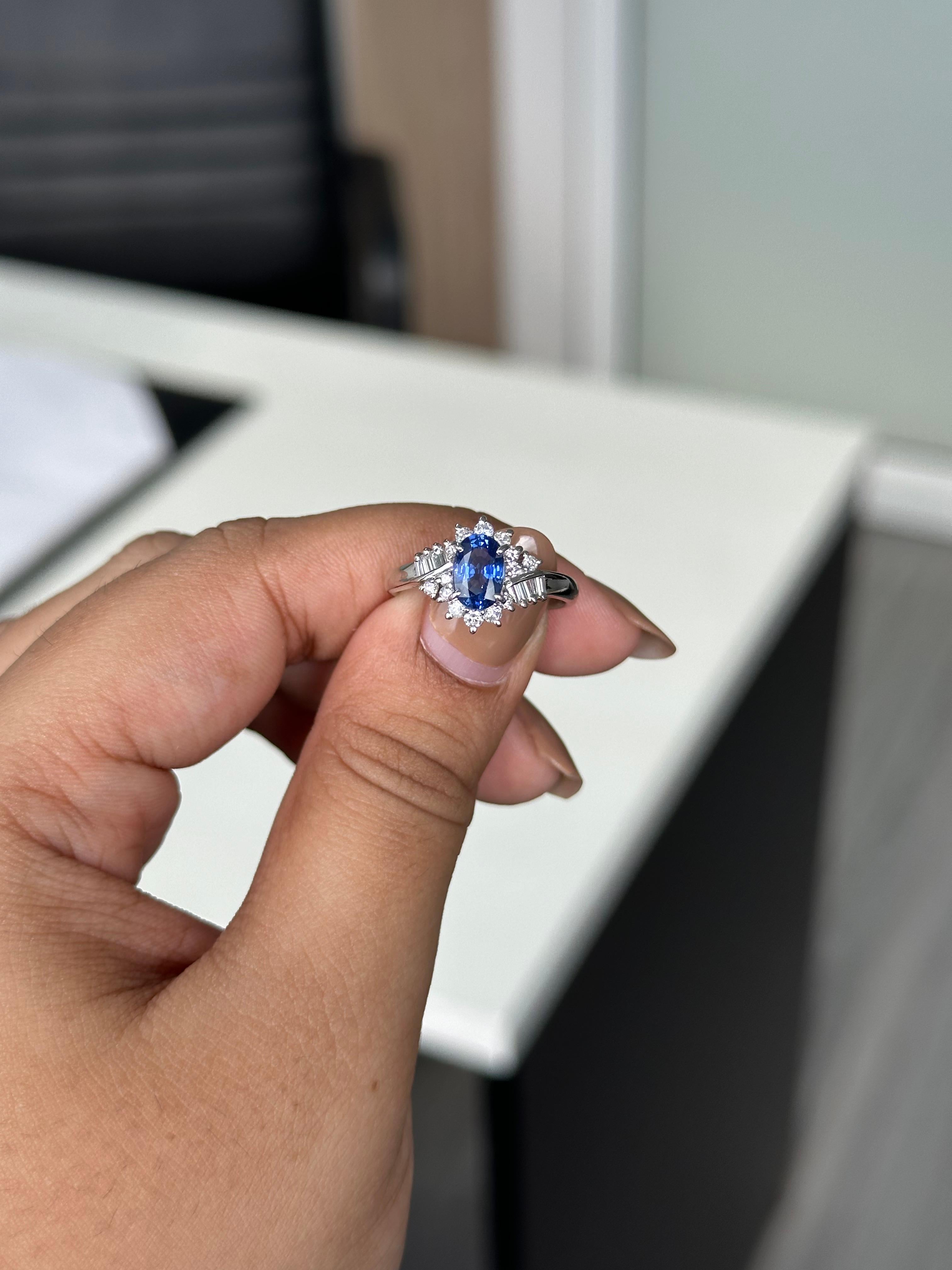 Elegant, raffiniert und zeitlos - dieser Saphir-Cocktailring ist ein Stück unaufdringlicher Luxus.
In der Mitte ruht ein 1,06 Karat schwerer Saphir, der ein sattes, leuchtendes Blau ausstrahlt, das sowohl Tiefe als auch Raffinesse verkörpert. Der