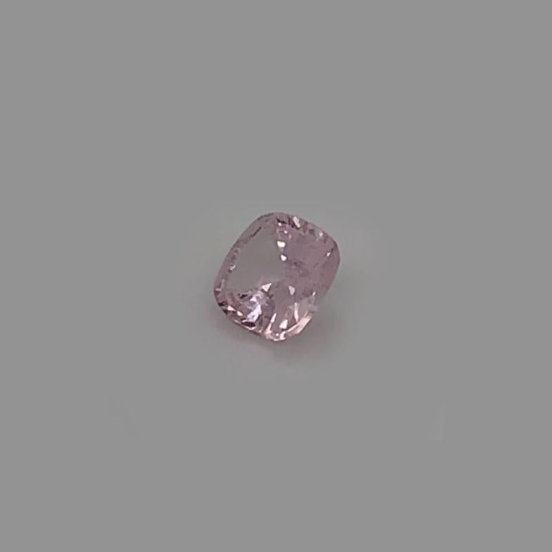 Dieser kissenförmige 1,06 Karat natürliche, unerhitzte rosafarbene Saphir mit der GIA-Zertifikatsnummer 2205624616 wurde von unseren Experten aufgrund seines hervorragenden Glanzes und seiner einzigartigen Farbe handverlesen.

Wir können für diesen