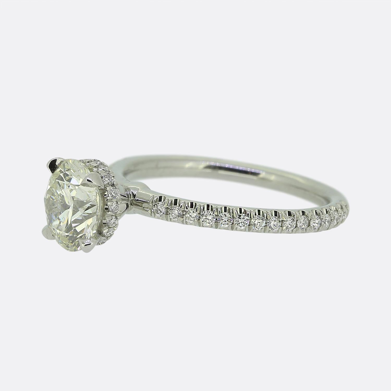 Ecco un affascinante anello di fidanzamento. Questo pezzo contemporaneo presenta un singolo diamante rotondo taglio brillante da 1,06 carati al centro del quadrante. Questa pietra principale si trova al centro della faccia in un'incastonatura a