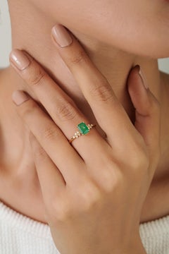 Anello di fidanzamento a grappolo floreale in oro giallo 14k con smeraldo e diamante da 1,06 carati