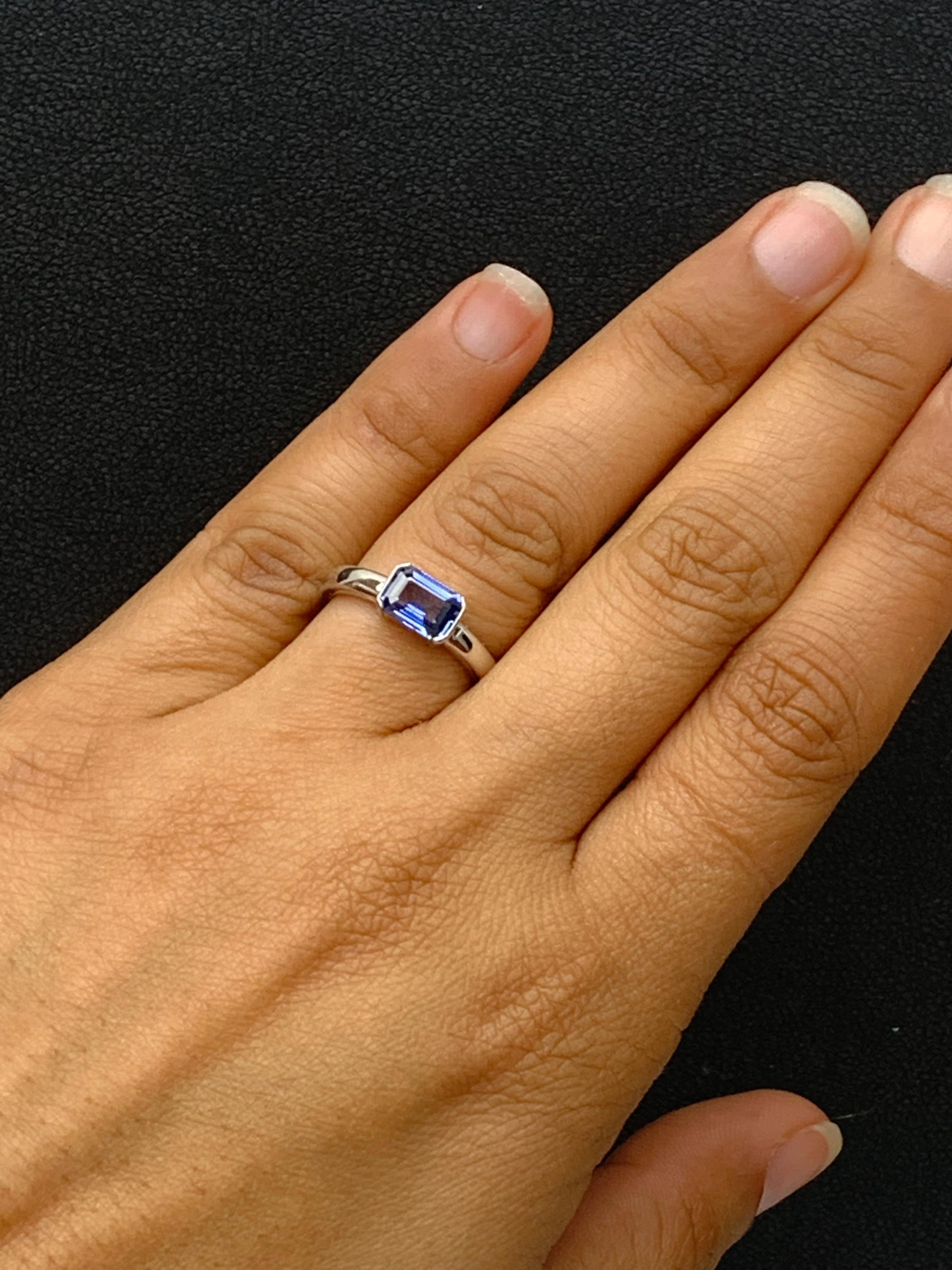 Bague jonc en or blanc 14 carats avec saphir bleu taille meraude de 1,06 carat en vente 4