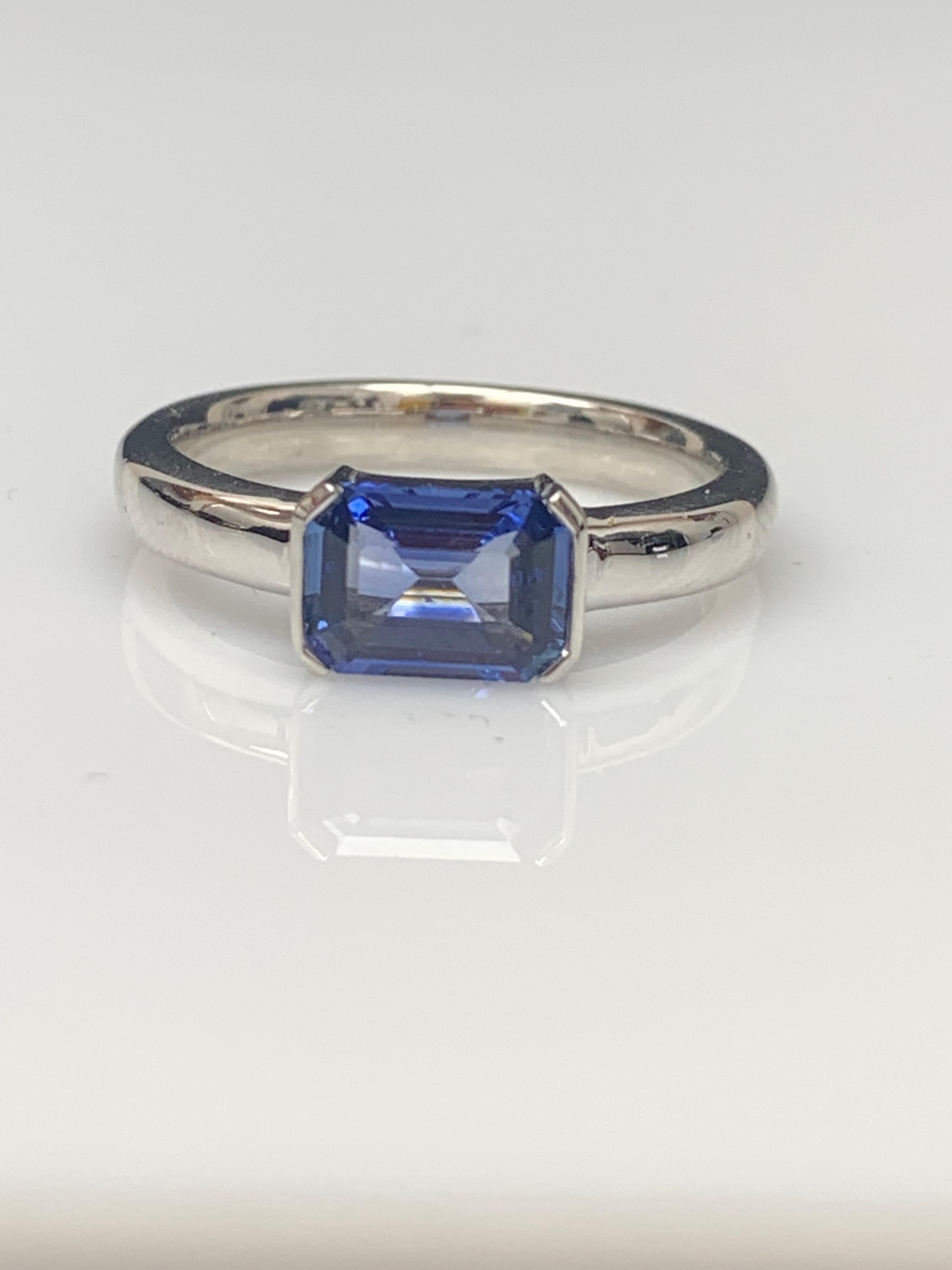 Bague jonc en or blanc 14 carats avec saphir bleu taille meraude de 1,06 carat en vente 5