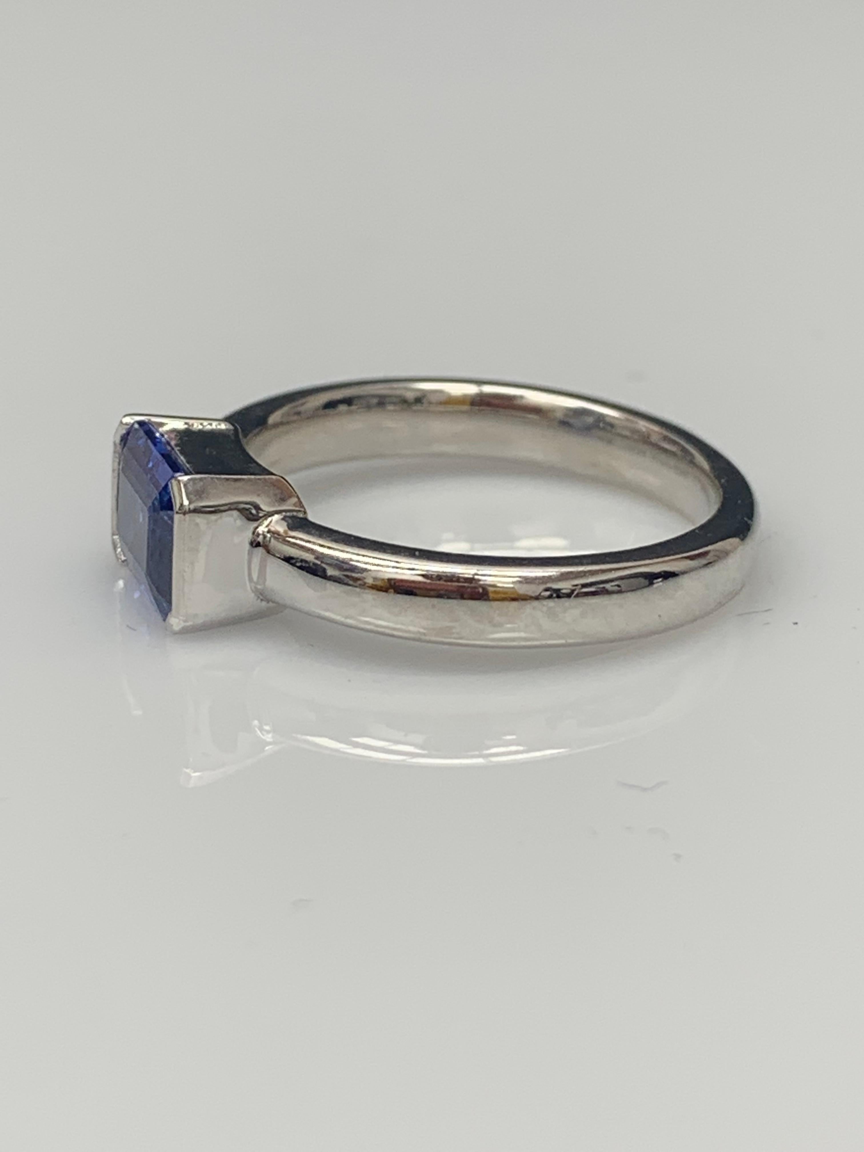 Bague jonc en or blanc 14 carats avec saphir bleu taille meraude de 1,06 carat en vente 6