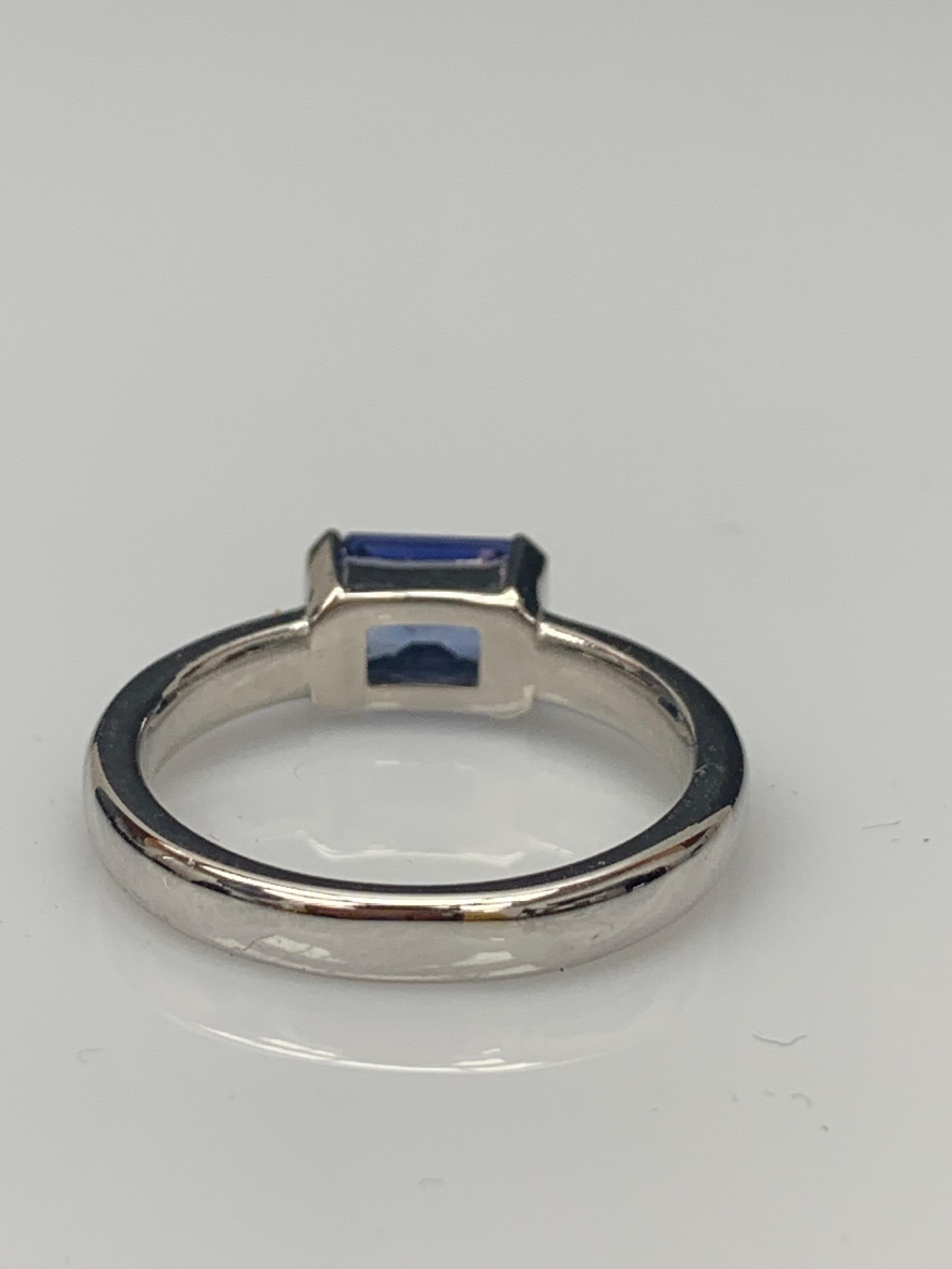Bague jonc en or blanc 14 carats avec saphir bleu taille meraude de 1,06 carat en vente 7