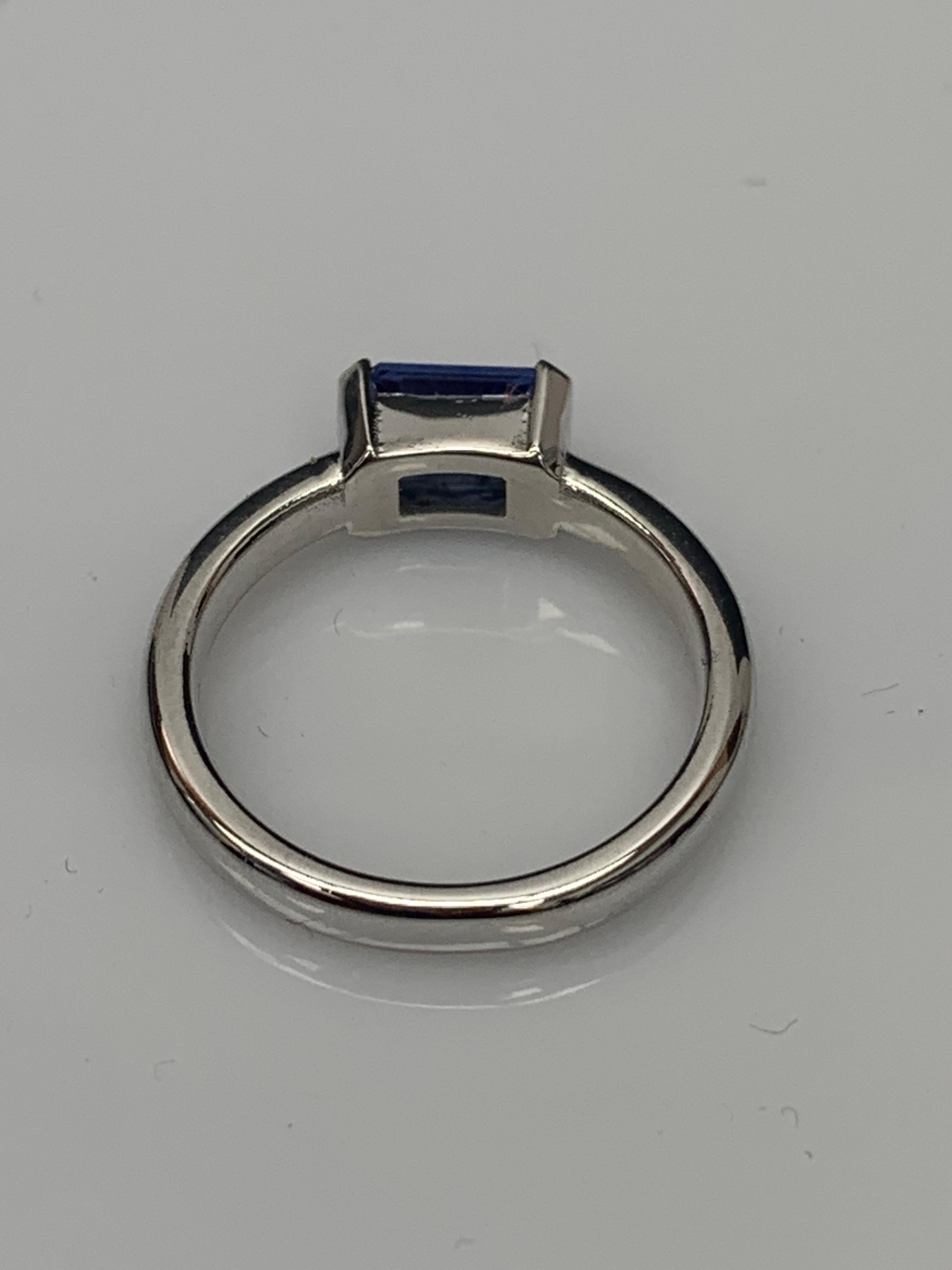 Bague jonc en or blanc 14 carats avec saphir bleu taille meraude de 1,06 carat en vente 8