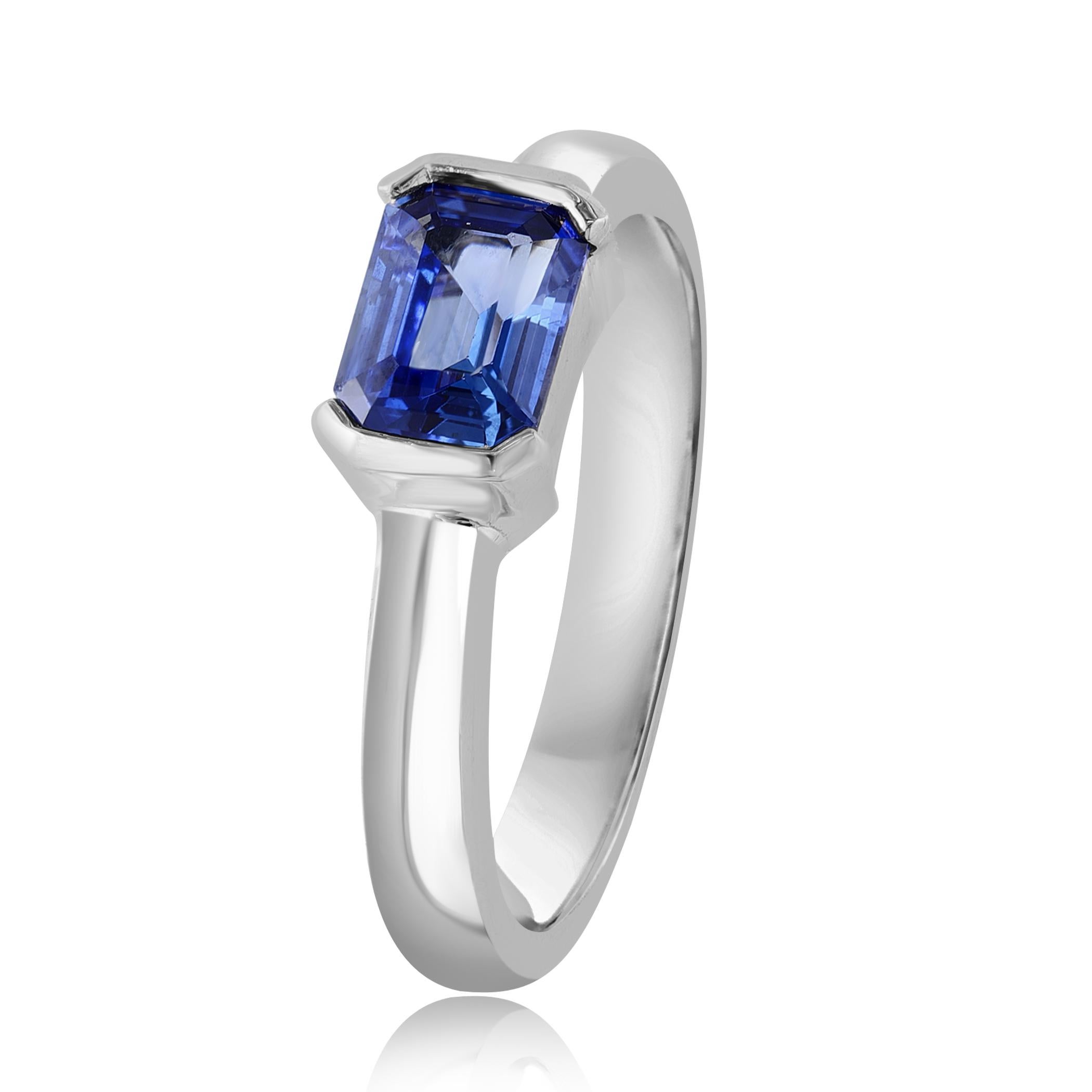 Une bague de mariage élégante présentant un étonnant saphir bleu de 1,06 carat de taille émeraude, serti dans un magnifique anneau large en or blanc 14K. 

Le style est disponible dans différentes gammes de prix. Les prix sont fonction de votre